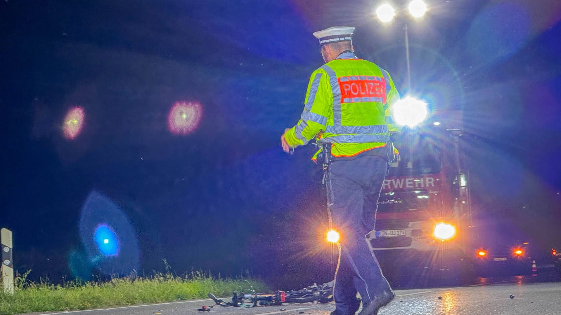 Feuerwehreinsatz nach einem Unfall (Symbolbild): Auf der A29 ist ein Mann in seinem Wagen verbrannt.