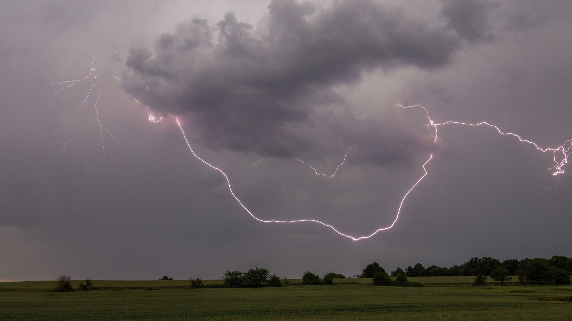 Blitze am Himmel: Das Pfingstwetter sieht trüb aus.