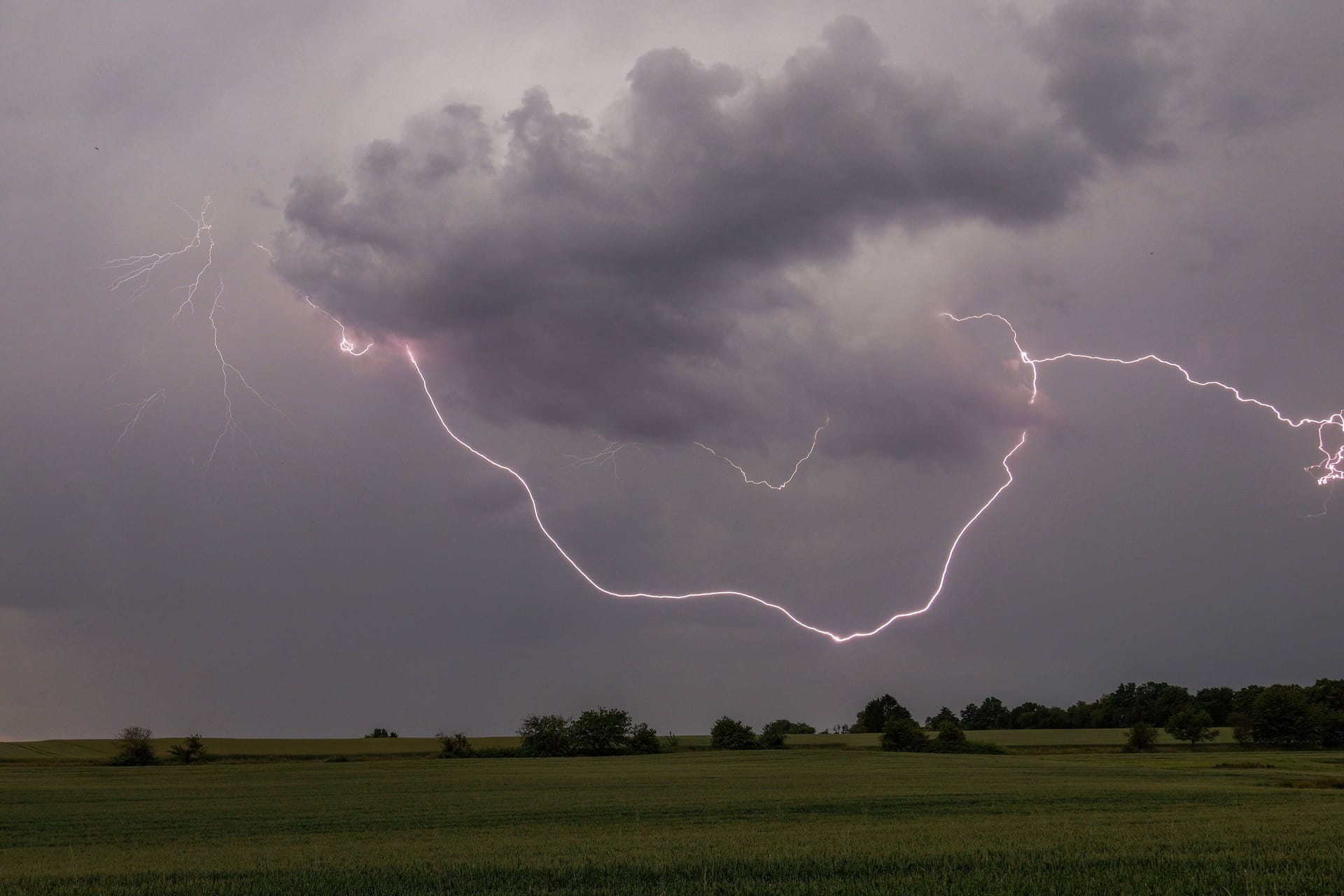 Blitze am Himmel: Das Pfingstwetter sieht trüb aus.