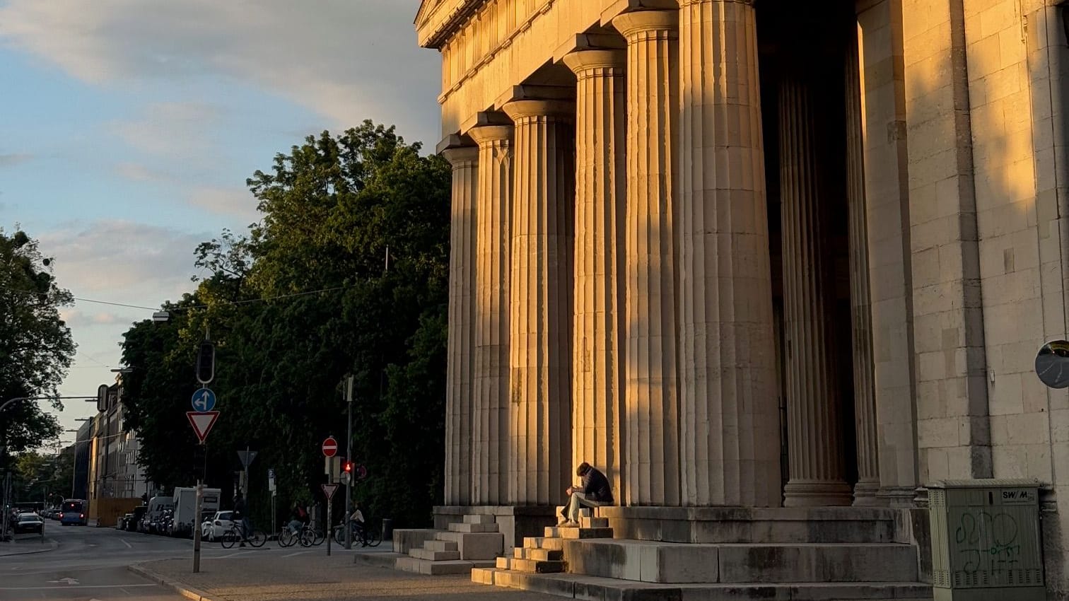 Auf den Stufen der Glyptothek am Königsplatz lässt sich der Sonnenuntergang bei einem Picknick besonders gut genießen.