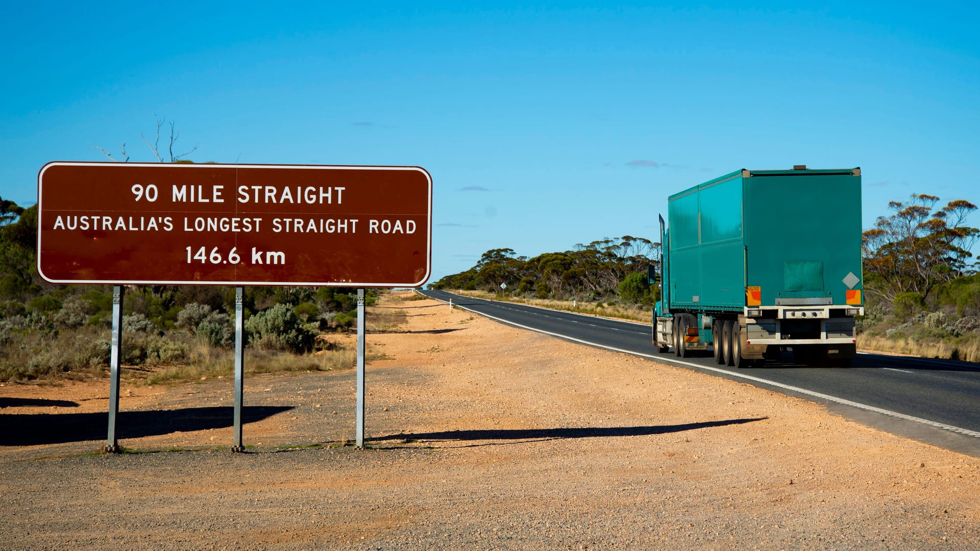 Schnurgerade, staubig, einsam: Der Eyre Highway erstreckt sich über 1.675 Kilometer durch Australiens Outback.