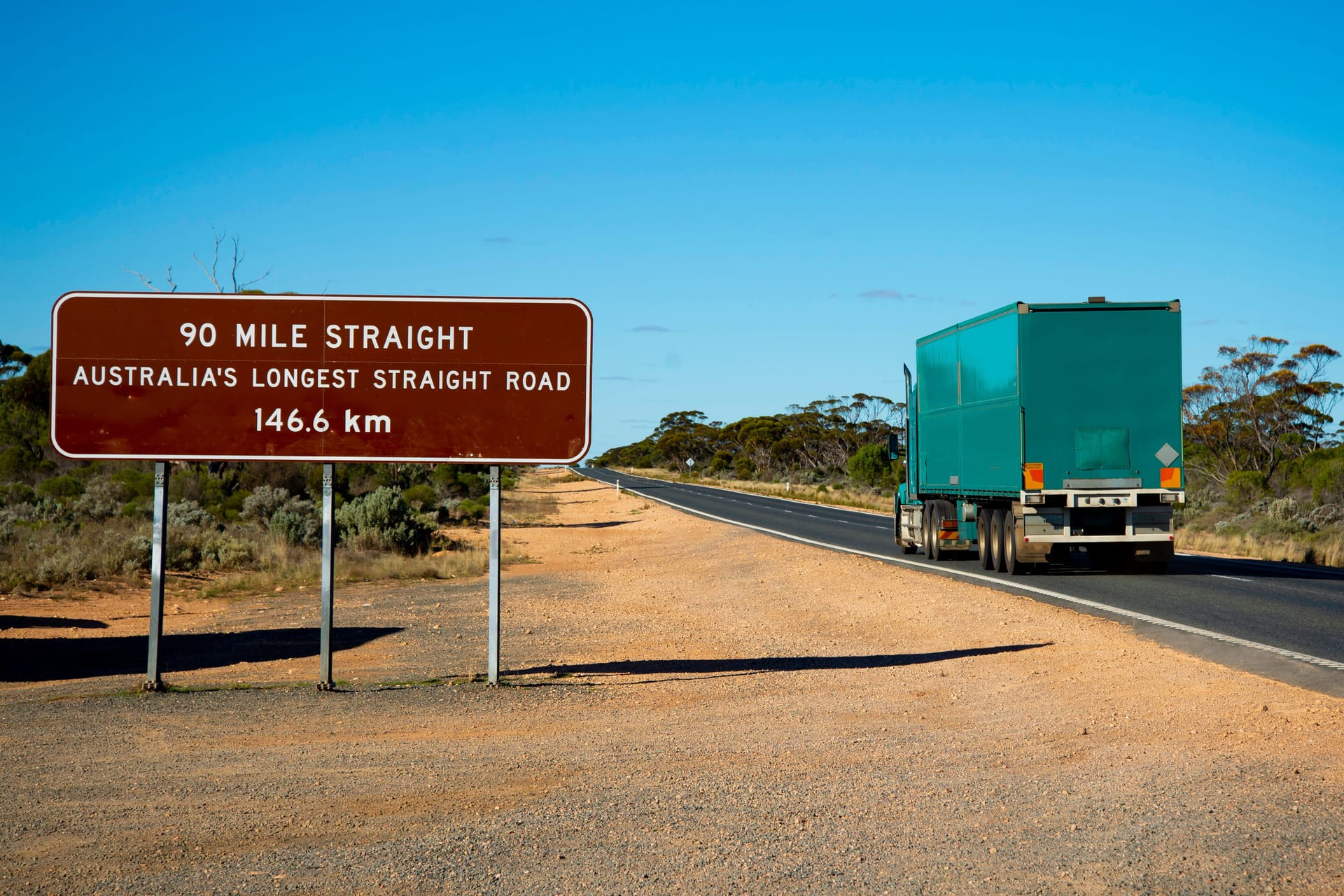 Schnurgerade, staubig, einsam: Der Eyre Highway erstreckt sich über 1.675 Kilometer durch Australiens Outback.