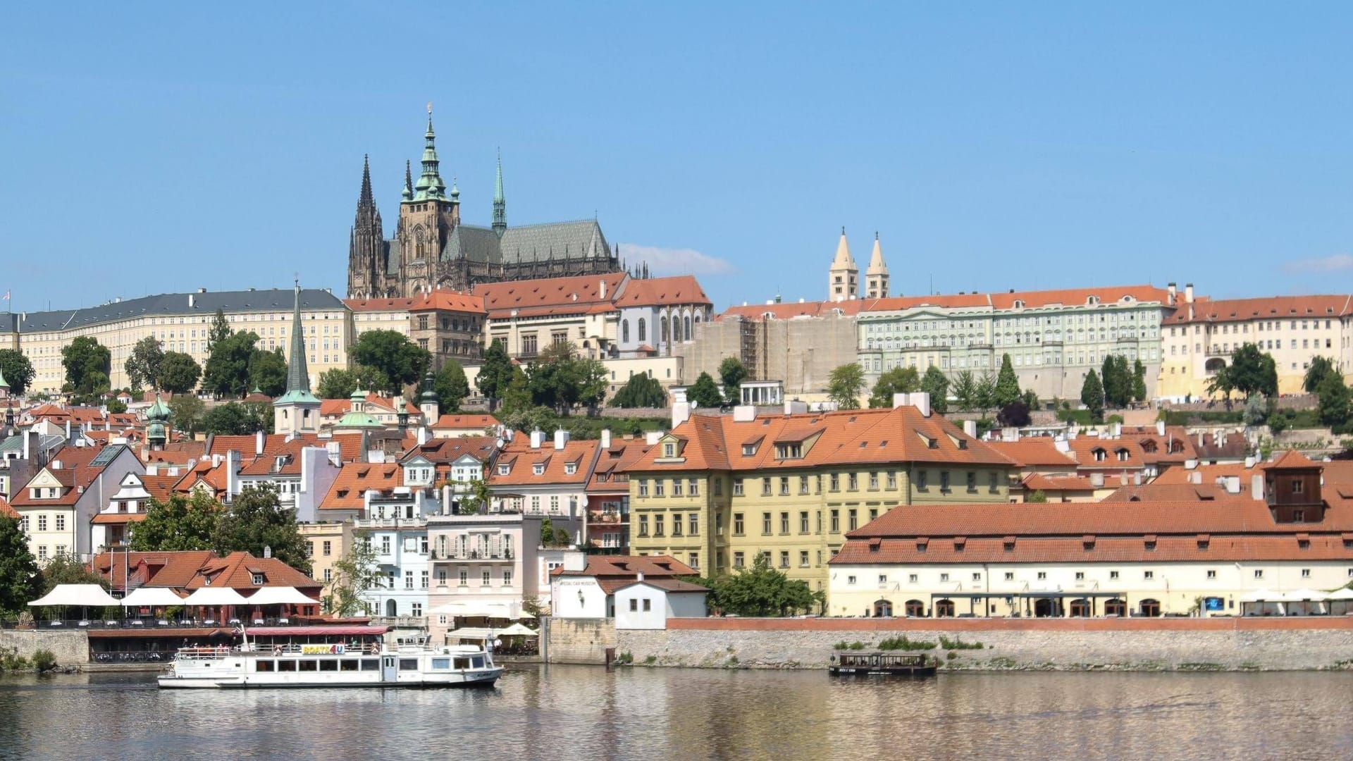 Tanken mit Aussicht: In Prag lohnt sich der Zwischenstopp – nirgendwo ist Benzin derzeit günstiger als in Tschechien.