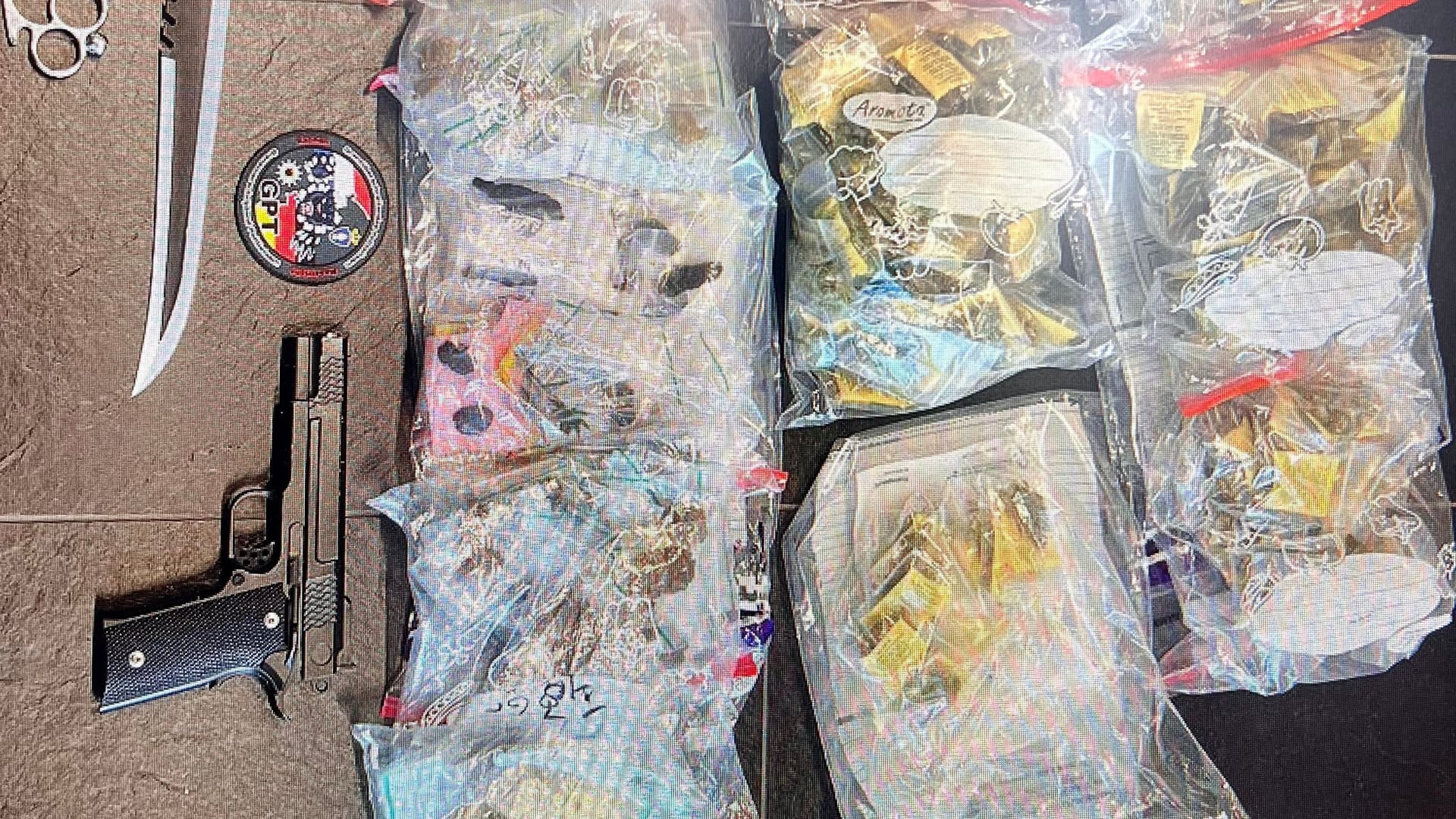 Der Fund in der Wohnung: Die Ermittler insgesamt 1,5 Kilogramm Marihuana und Haschisch sowie 8.000 Euro Bargeld.