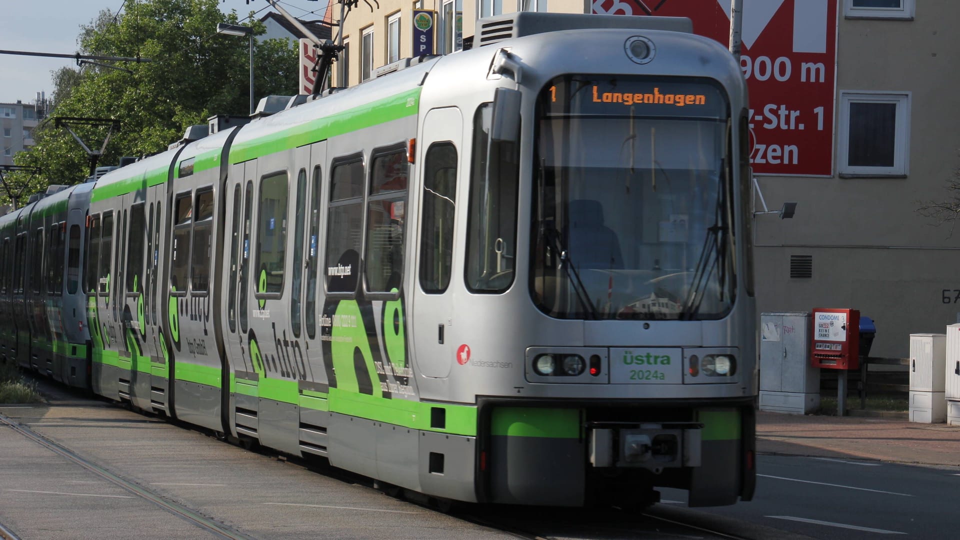 Straßenbahn-Linie 1 der Üstra (Symbolbild): Die Bahn prallte gegen das Heck eines Lastwagens.