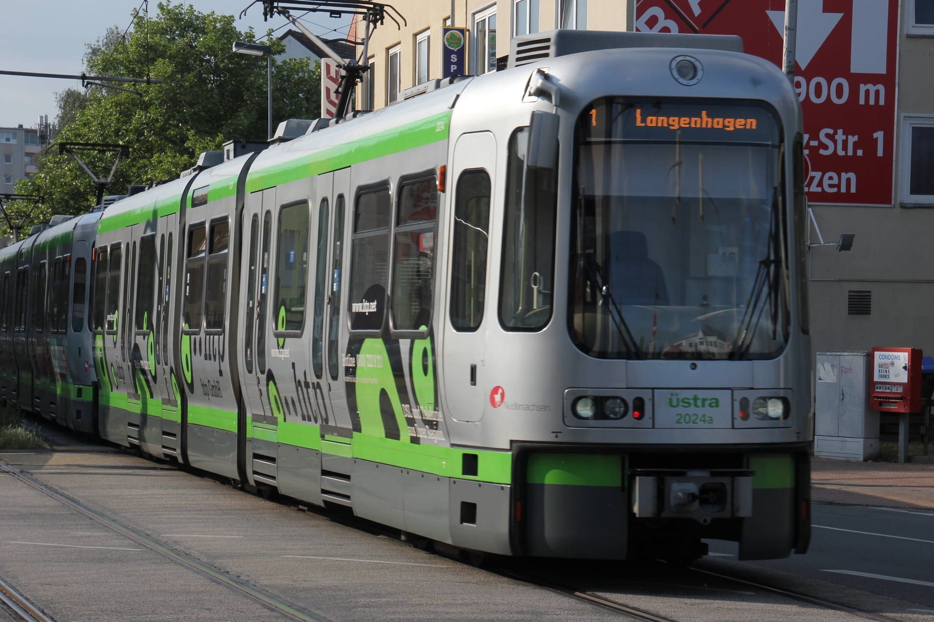 Straßenbahn-Linie 1 der Üstra (Symbolbild): Die Bahn prallte gegen das Heck eines Lastwagens.