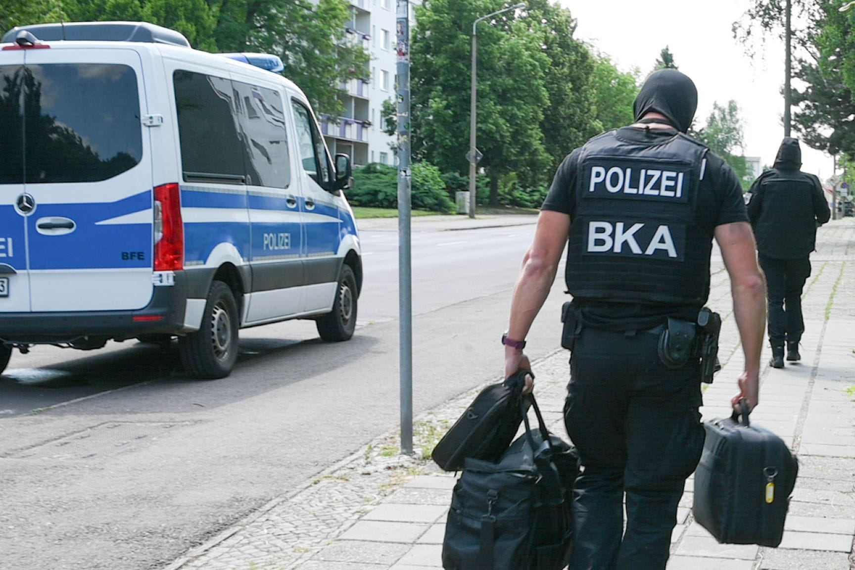 Polizeieinsatz in Halle: BKA-Beamte kommen mit Kisten und Taschen aus einem Gebäude.