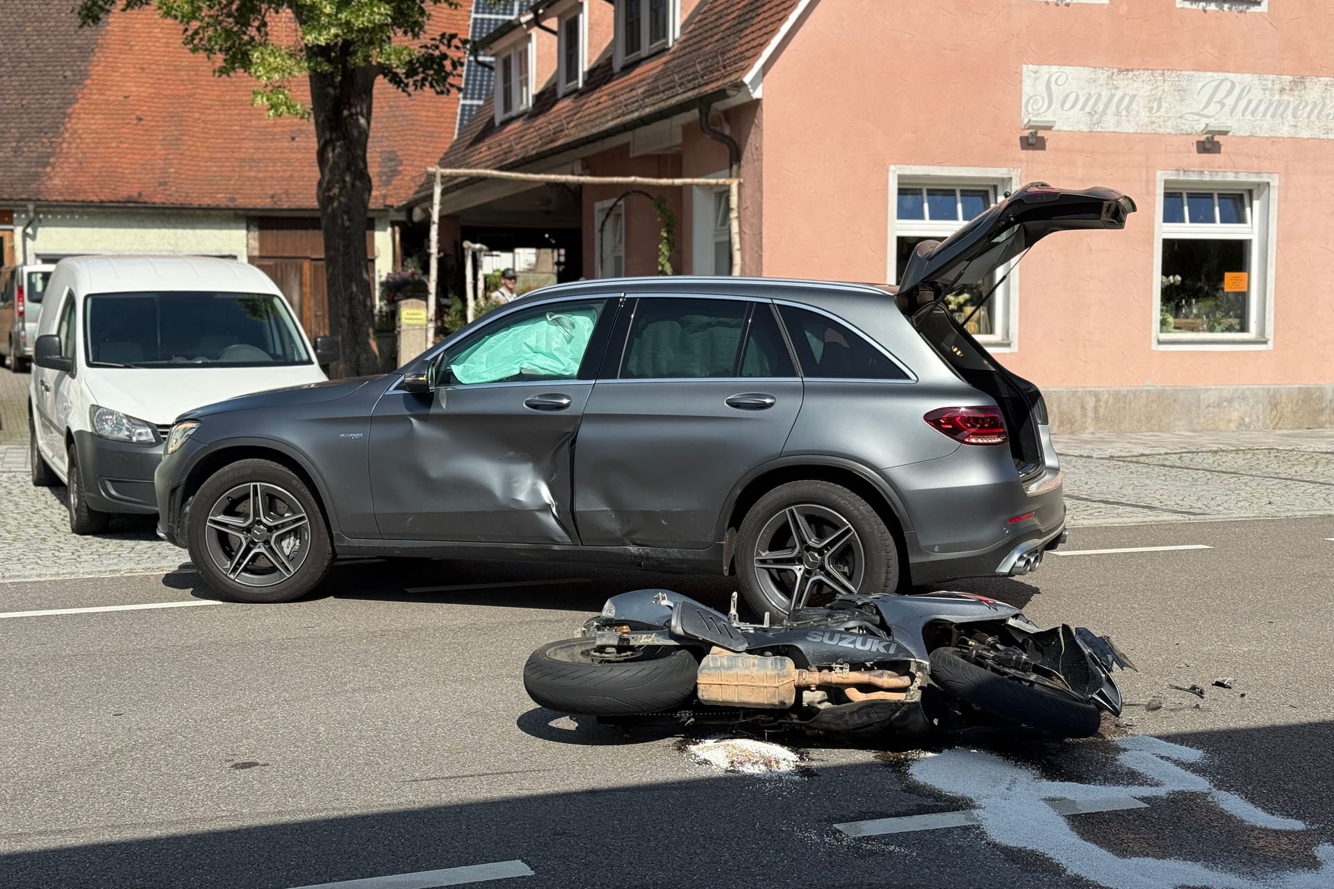 Die Unfallstelle in Colmberg: Es kam an der Ausfahrt einer Tankstelle zum Zusammenstoß zwischen dem Mercedes und dem Motorrad. Die Unfallstelle in Colmberg: Es kam an der Ausfahrt einer Tankstelle zum Zusammenstoß zwischen dem Mercedes und dem Motorrad.