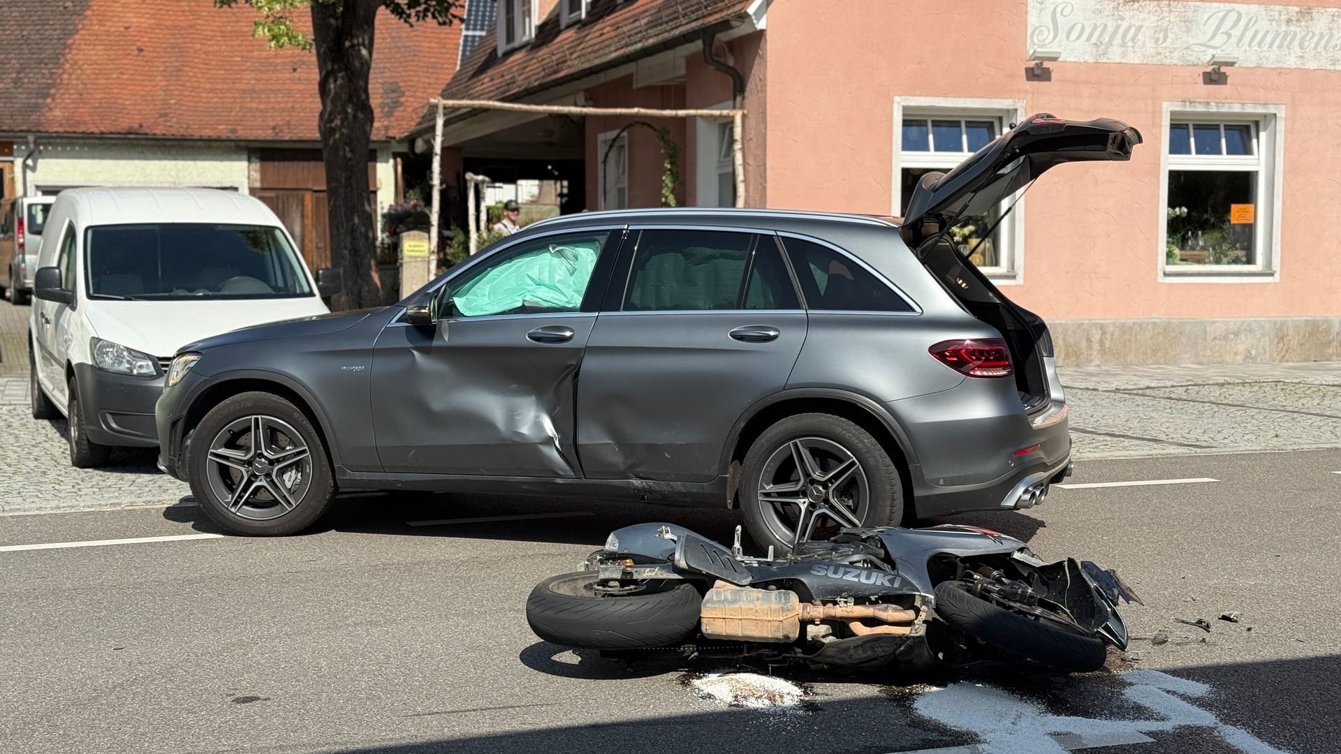 Die Unfallstelle in Colmberg: Es kam an der Ausfahrt einer Tankstelle zum Zusammenstoß zwischen dem Mercedes und dem Motorrad. Die Unfallstelle in Colmberg: Es kam an der Ausfahrt einer Tankstelle zum Zusammenstoß zwischen dem Mercedes und dem Motorrad.