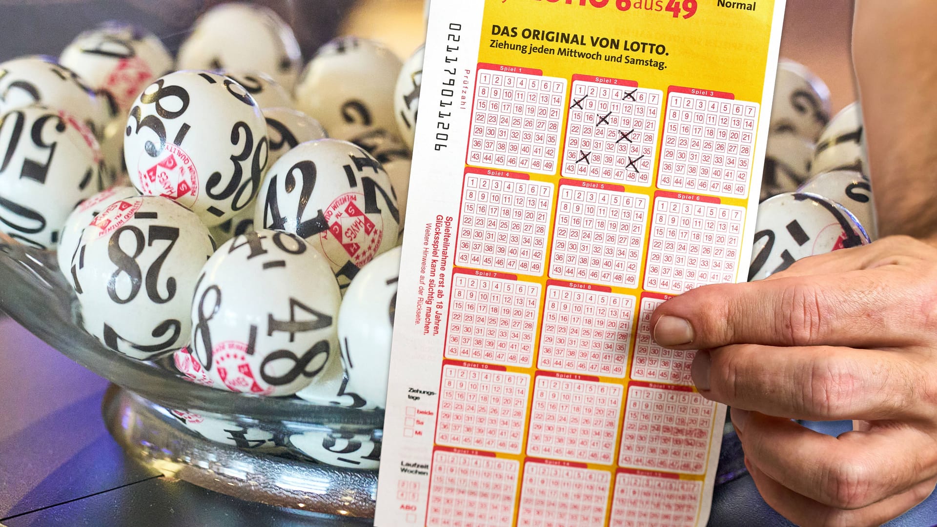 Lotto-Spielschein vor den Loskugeln (Symbolfoto): Der Gewinner aus dem Hochtaunuskreis hat sich seit über zwei Monaten nicht bei der Lotterie gemeldet.
