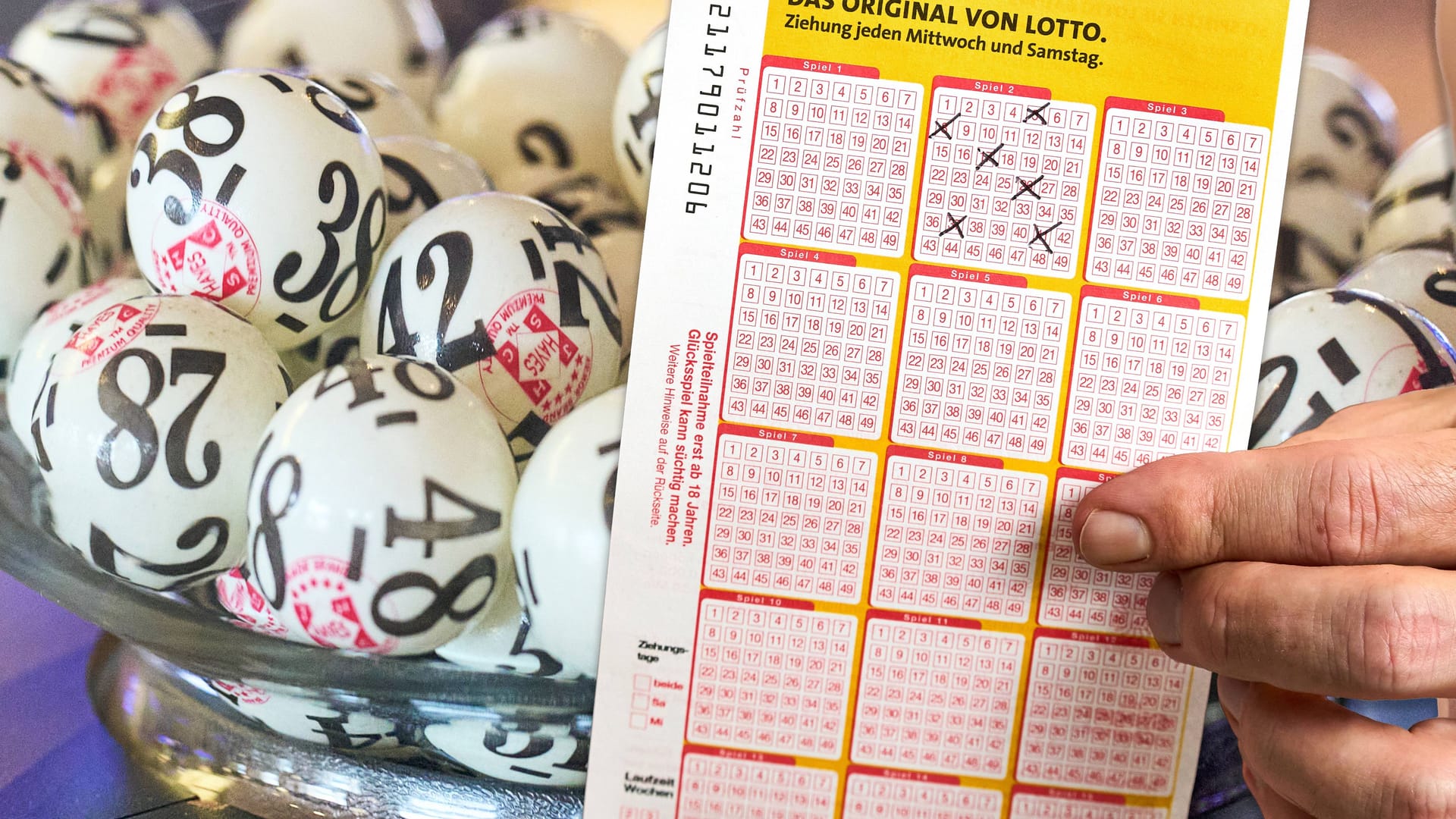 Lotto-Spielschein vor den Loskugeln (Symbolfoto): Der Gewinner aus dem Hochtaunuskreis hat sich seit über zwei Monaten nicht bei der Lotterie gemeldet.