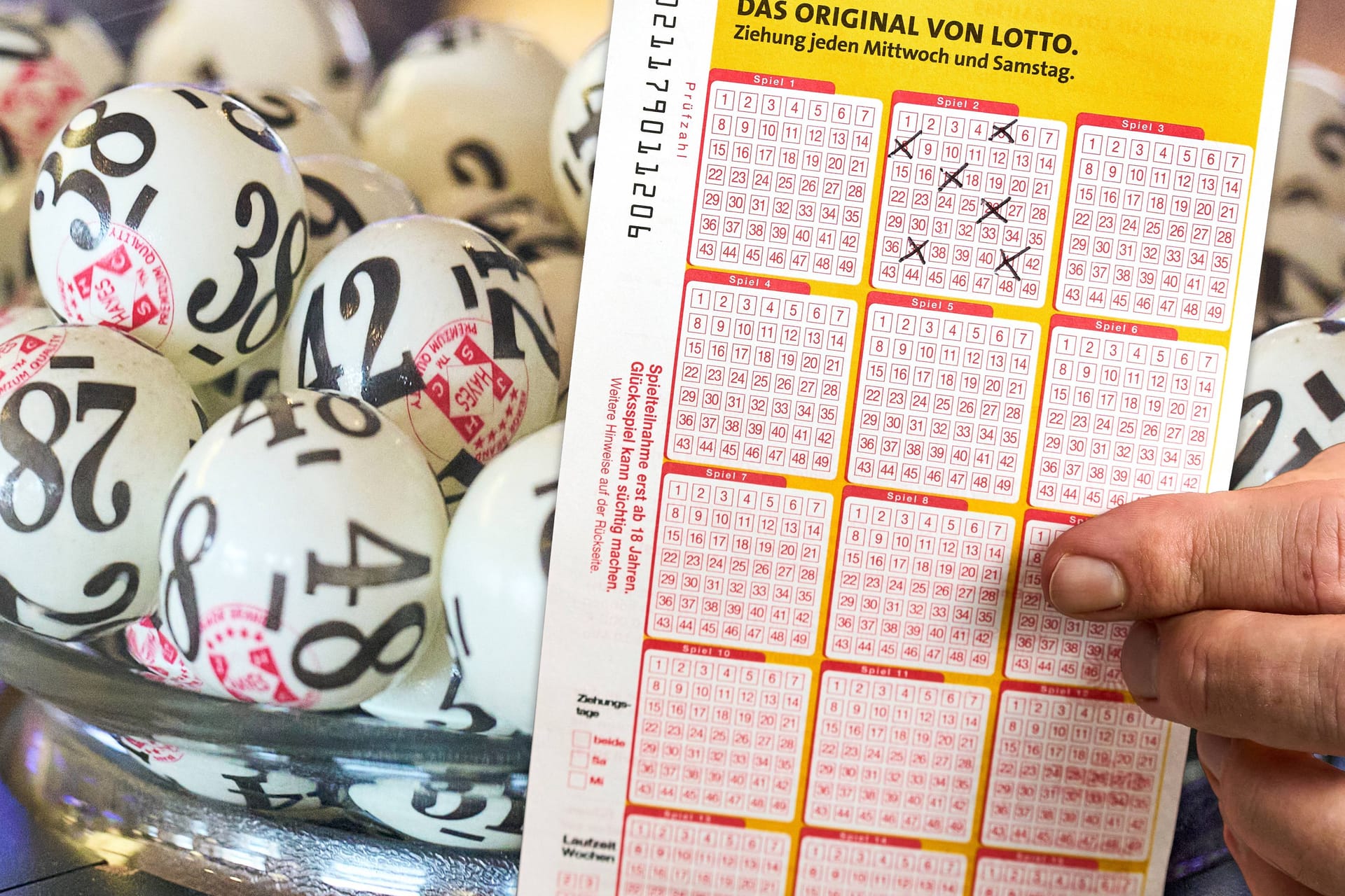 Lotto-Spielschein vor den Loskugeln (Symbolfoto): Der Gewinner aus dem Hochtaunuskreis hat sich seit über zwei Monaten nicht bei der Lotterie gemeldet.