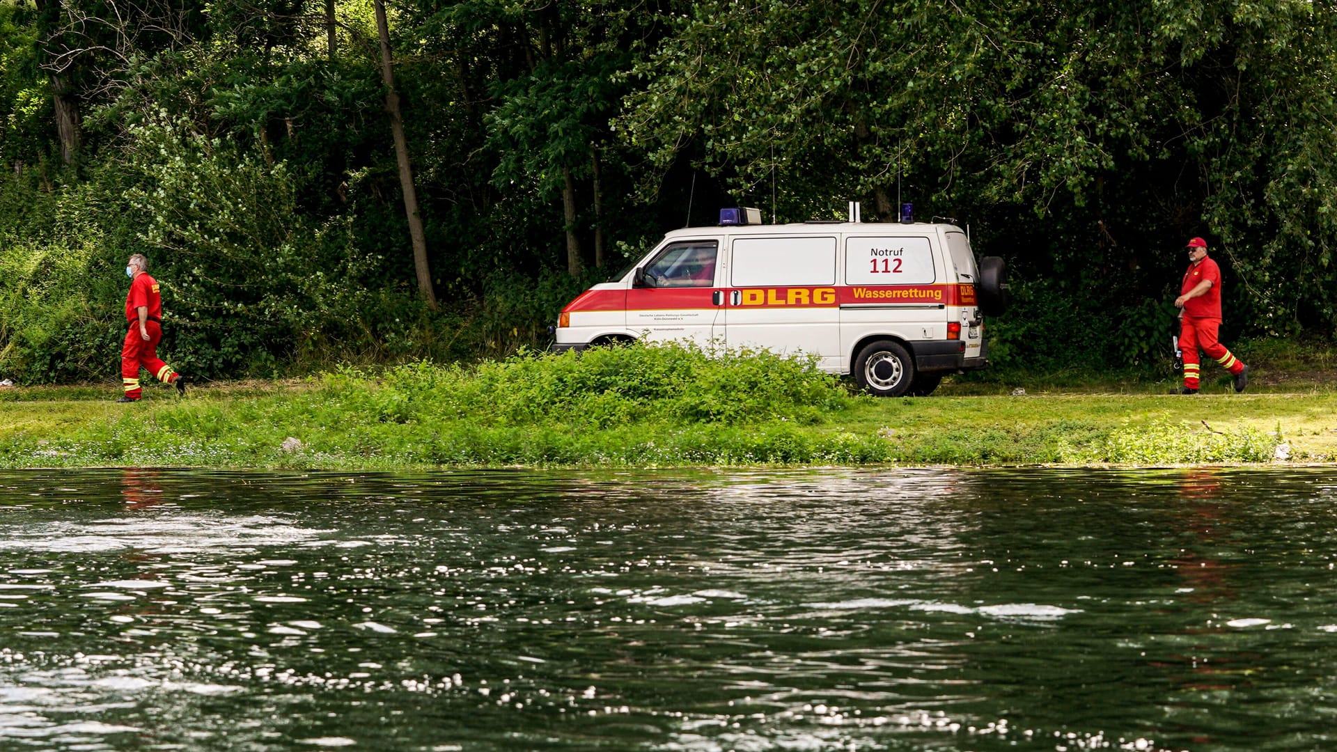 Rettungskräfte während einer Übung am Fühlinger See (Symbolbild): Am Wassermannsee in Vogelsang wird ein Mann vermisst.