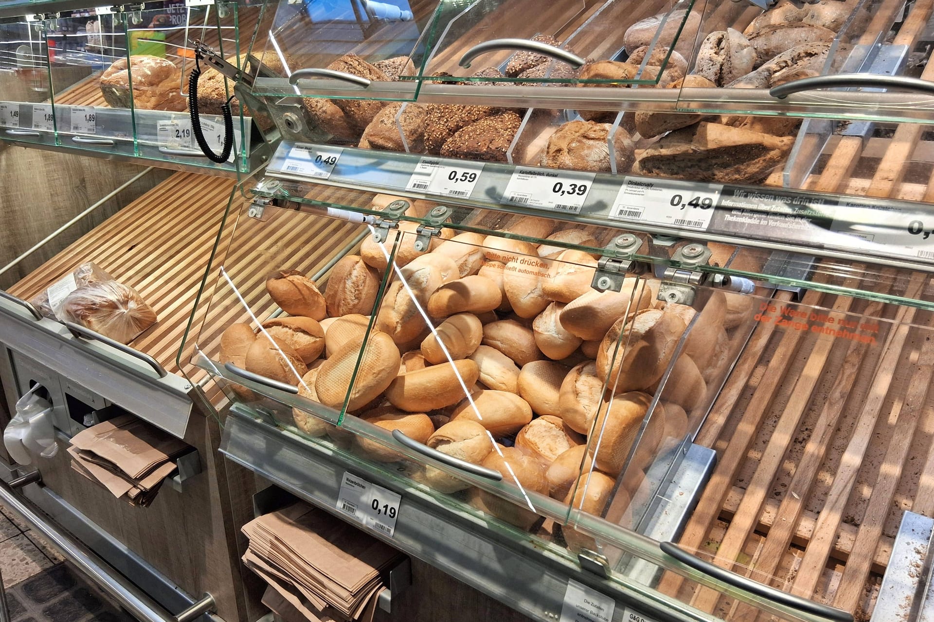 Brotabteilung in einem Supermarkt (Symbolfoto): Bein einer Großbäckerei von Lidl wird am Freitag gestreikt.