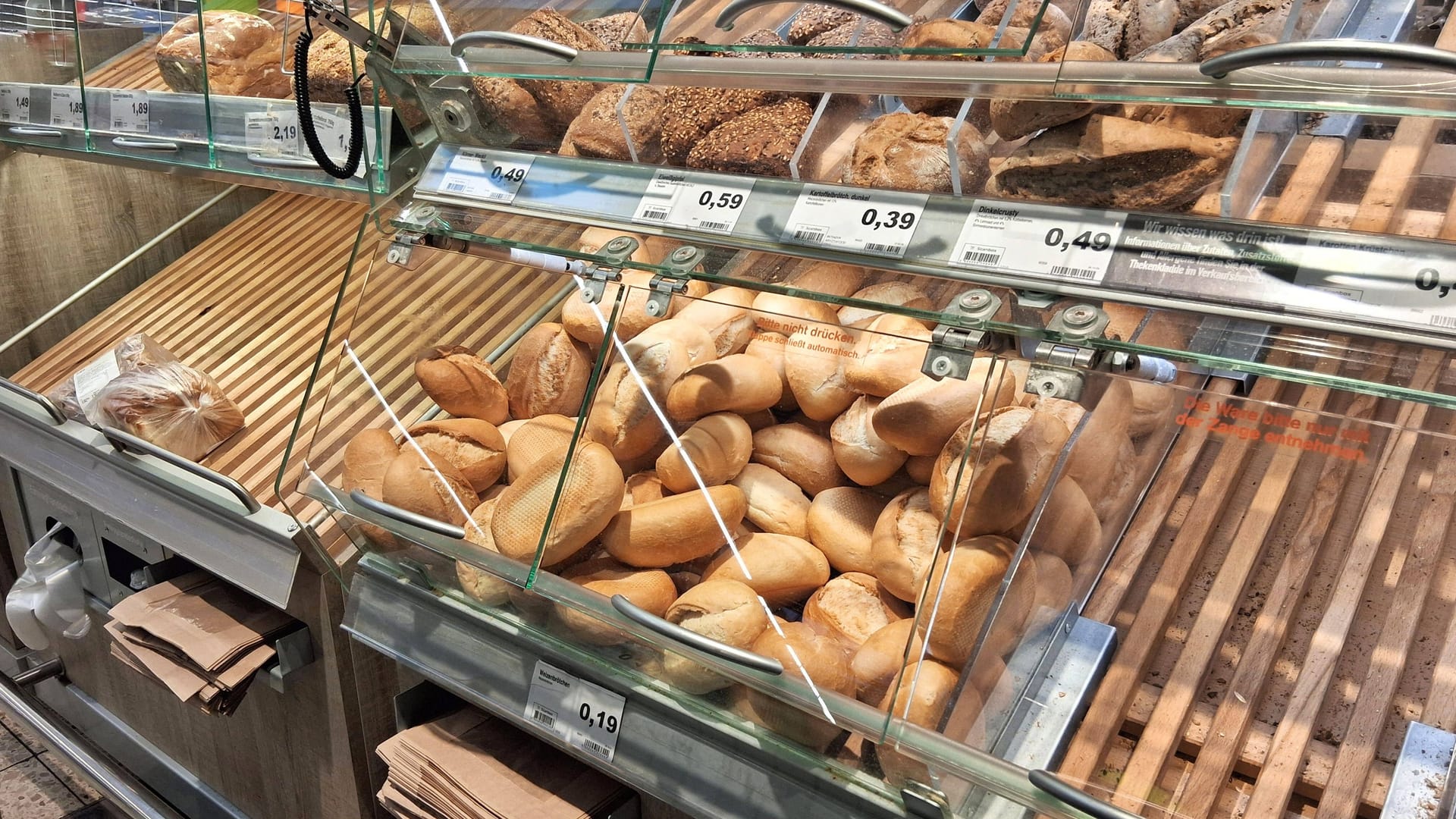 Brotabteilung in einem Supermarkt (Symbolfoto): Bein einer Großbäckerei von Lidl wird am Freitag gestreikt. Brotabteilung in einem Supermarkt (Symbolfoto): Bein einer Großbäckerei von Lidl wird am Freitag gestreikt.