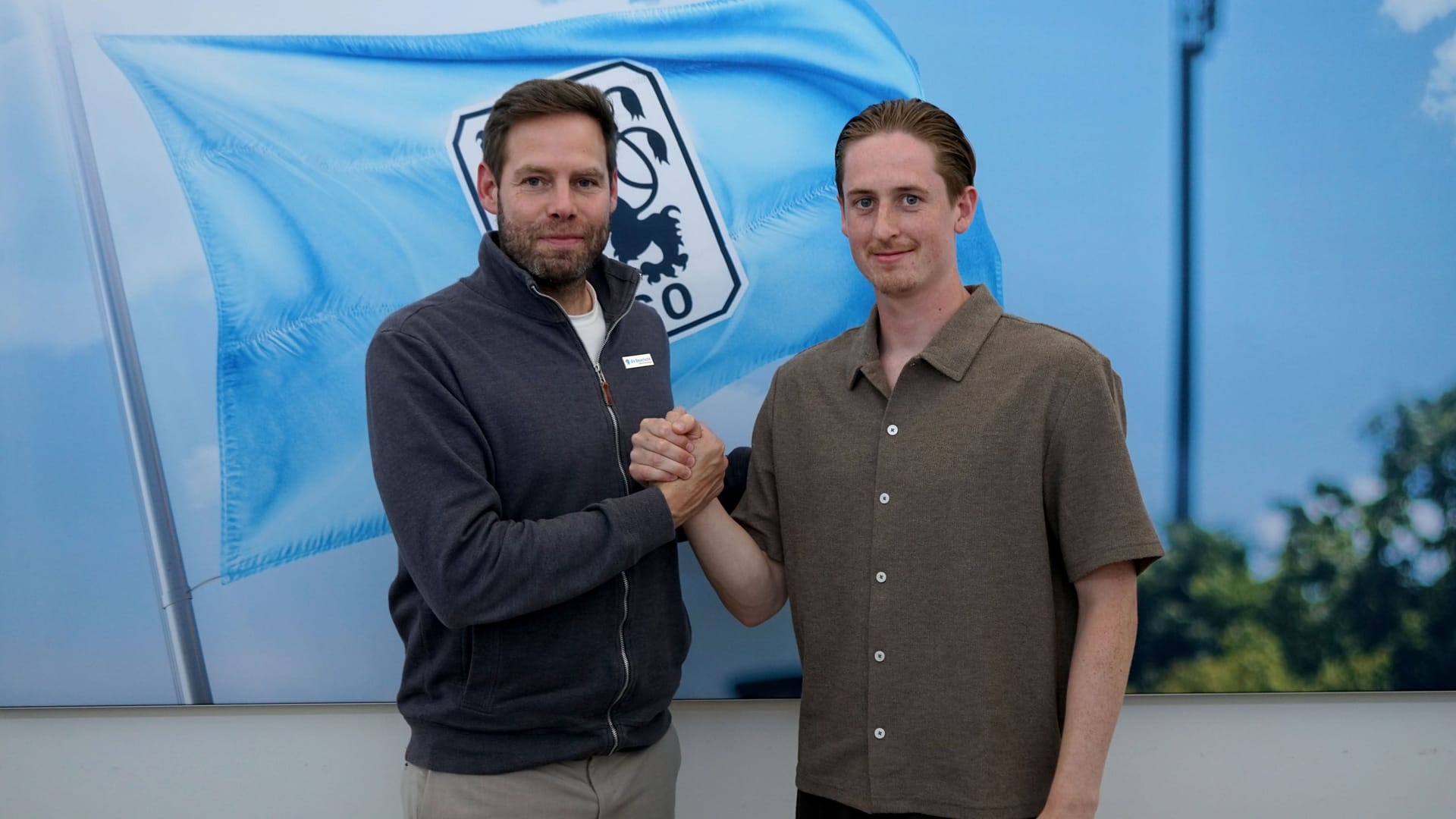 Sport-Geschäftsführer Christian Werner (l.) begrüßt Justin Steinkötter: Beide freuen sich bereits sehr auf die gemeinsame Zusammenarbeit.