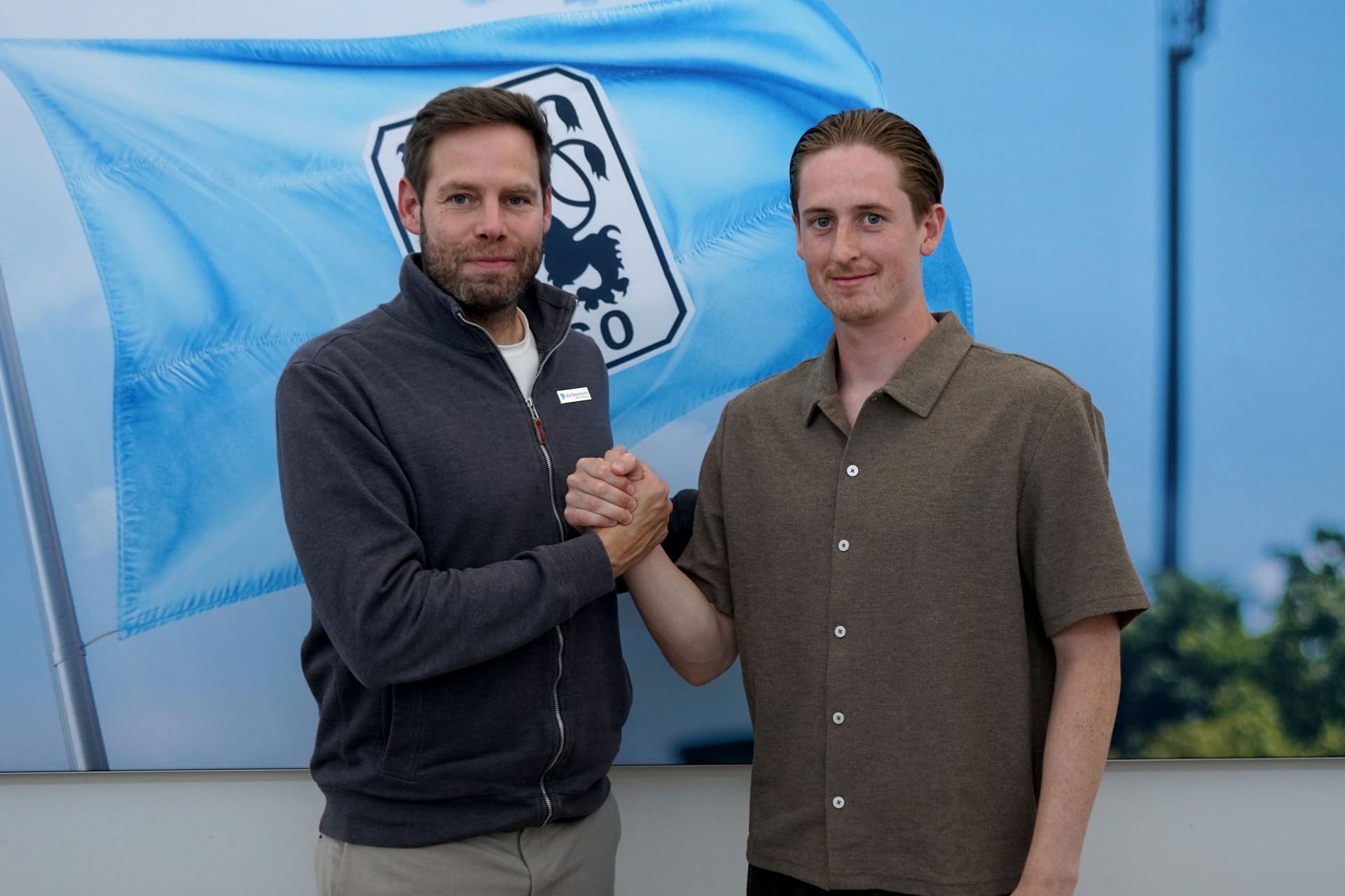 Sport-Geschäftsführer Christian Werner (l.) begrüßt Justin Steinkötter: Beide freuen sich bereits sehr auf die gemeinsame Zusammenarbeit. Sport-Geschäftsführer Christian Werner (l.) begrüßt Justin Steinkötter: Beide freuen sich bereits sehr auf die gemeinsame Zusammenarbeit.