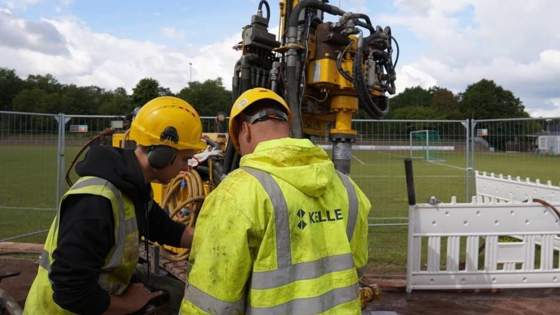 Arbeiter an einer Maschine am Sportplatz in Hannover-Ahlem (Archivbild): Die Arbeiten zur Absicherung der Gruben sind abgeschlossen. Arbeiter an einer Maschine am Sportplatz in Hannover-Ahlem (Archivbild): Die Arbeiten zur Absicherung der Gruben sind abgeschlossen.