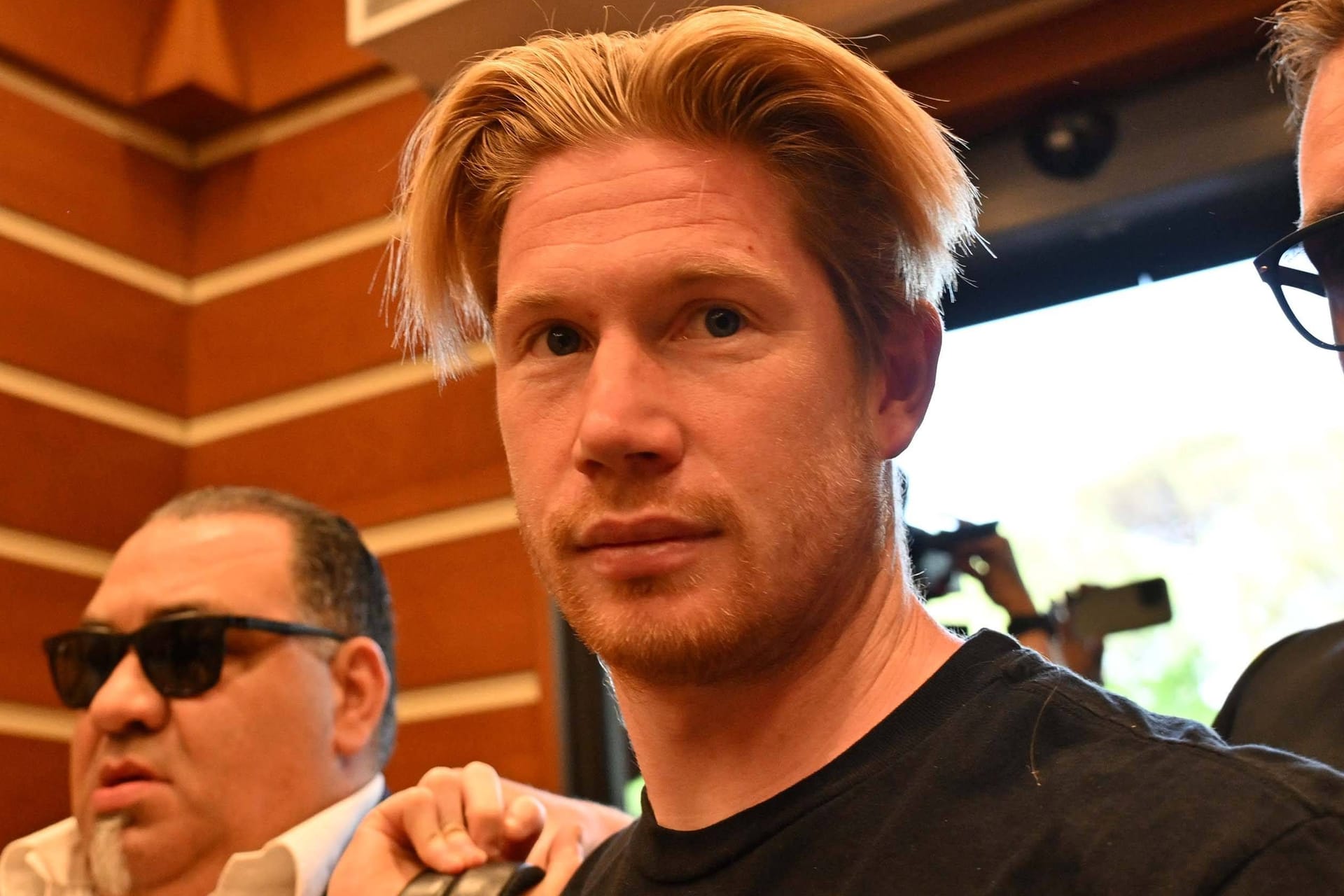 Neuer Star der SSC Napoli: Kevin de Bruyne wird bei seiner Ankunft in der Stadt von Bodyguards umringt.