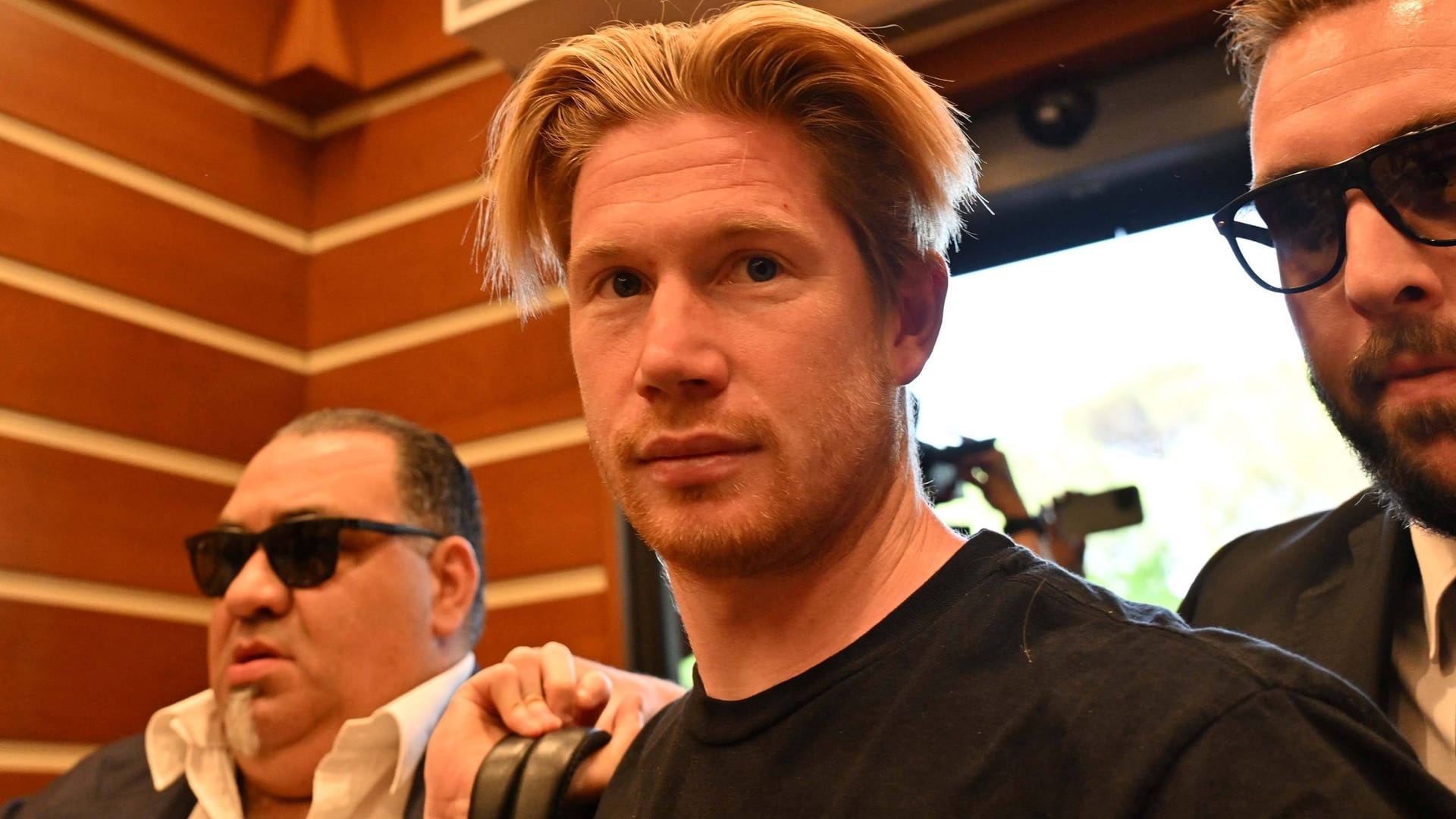 Neuer Star der SSC Napoli: Kevin de Bruyne wird bei seiner Ankunft in der Stadt von Bodyguards umringt.