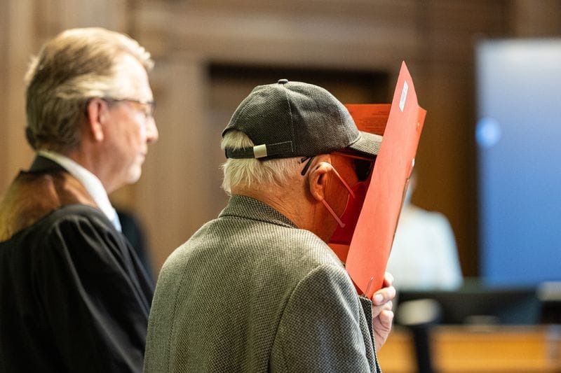 urn:newsml:dpa.com:20090101:250618-911-007832Der Angeklagte (r) steht vor Beginn des Prozesses mit seinem Anwalt Thomas Scheferling in einem Gerichtssaal. Nach einem Unfall mit zwei Toten auf der Leipziger Straße in Berlin-Mitte steht mit dem 84-Jährigen der mutmaßliche Verursacher vor Gericht. Die Anklage lautet unter anderem auf fahrlässige Tötung. (zu dpa: «Mutter und Kind überfahren - zwei Jahre auf Bewährung»)
