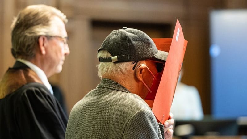 urn:newsml:dpa.com:20090101:250618-911-007832Der Angeklagte (r) steht vor Beginn des Prozesses mit seinem Anwalt Thomas Scheferling in einem Gerichtssaal. Nach einem Unfall mit zwei Toten auf der Leipziger Straße in Berlin-Mitte steht mit dem 84-Jährigen der mutmaßliche Verursacher vor Gericht. Die Anklage lautet unter anderem auf fahrlässige Tötung. (zu dpa: «Mutter und Kind überfahren - zwei Jahre auf Bewährung») urn:newsml:dpa.com:20090101:250618-911-007832Der Angeklagte (r) steht vor Beginn des Prozesses mit seinem Anwalt Thomas Scheferling in einem Gerichtssaal. Nach einem Unfall mit zwei Toten auf der Leipziger Straße in Berlin-Mitte steht mit dem 84-Jährigen der mutmaßliche Verursacher vor Gericht. Die Anklage lautet unter anderem auf fahrlässige Tötung. (zu dpa: «Mutter und Kind überfahren - zwei Jahre auf Bewährung»)