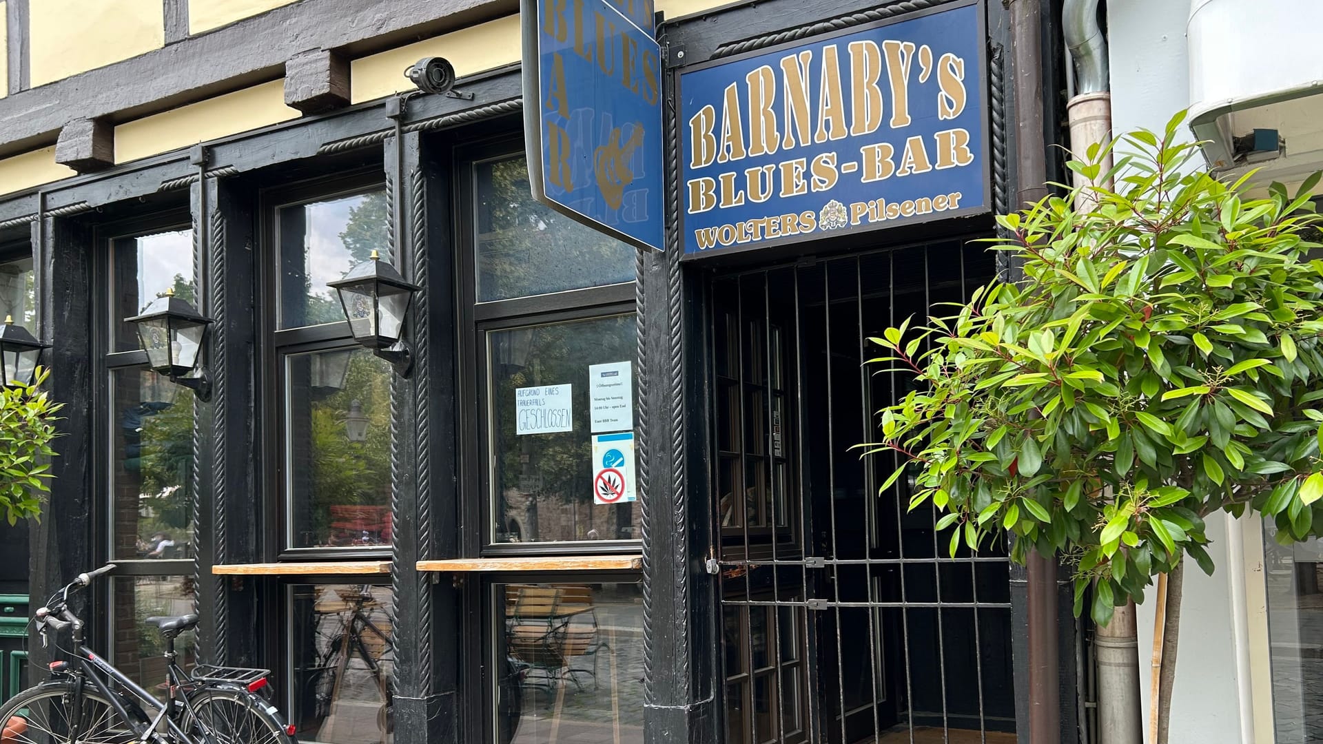 Barnaby's Blues Bar: Auf einem Schild der Braunschweiger Kneipe steht "Aufgrund eines Trauerfalls geschlossen."