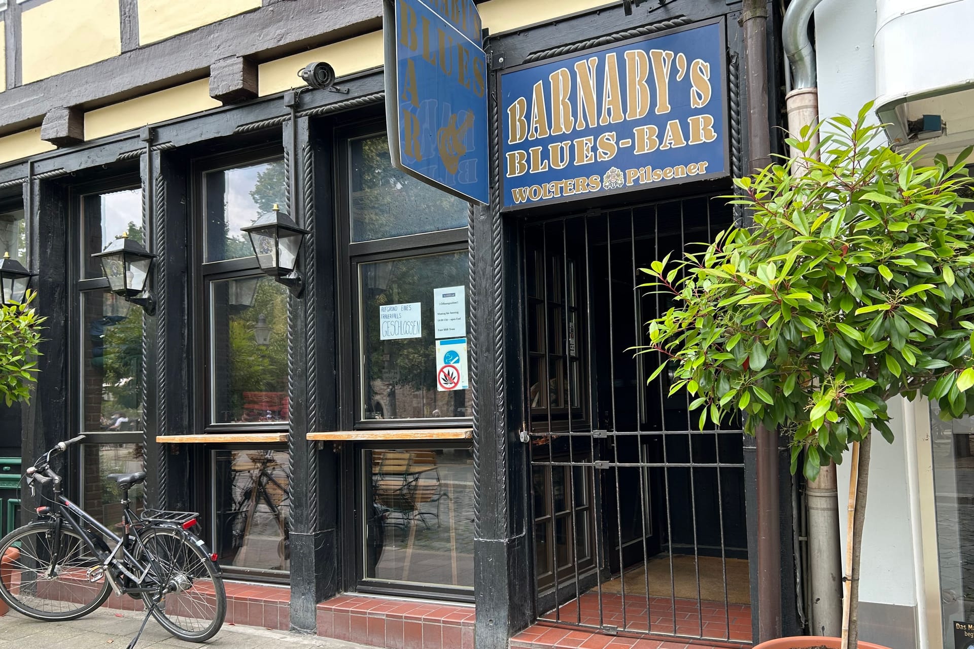 Barnaby's Blues Bar: Auf einem Schild der Braunschweiger Kneipe steht "Aufgrund eines Trauerfalls geschlossen."