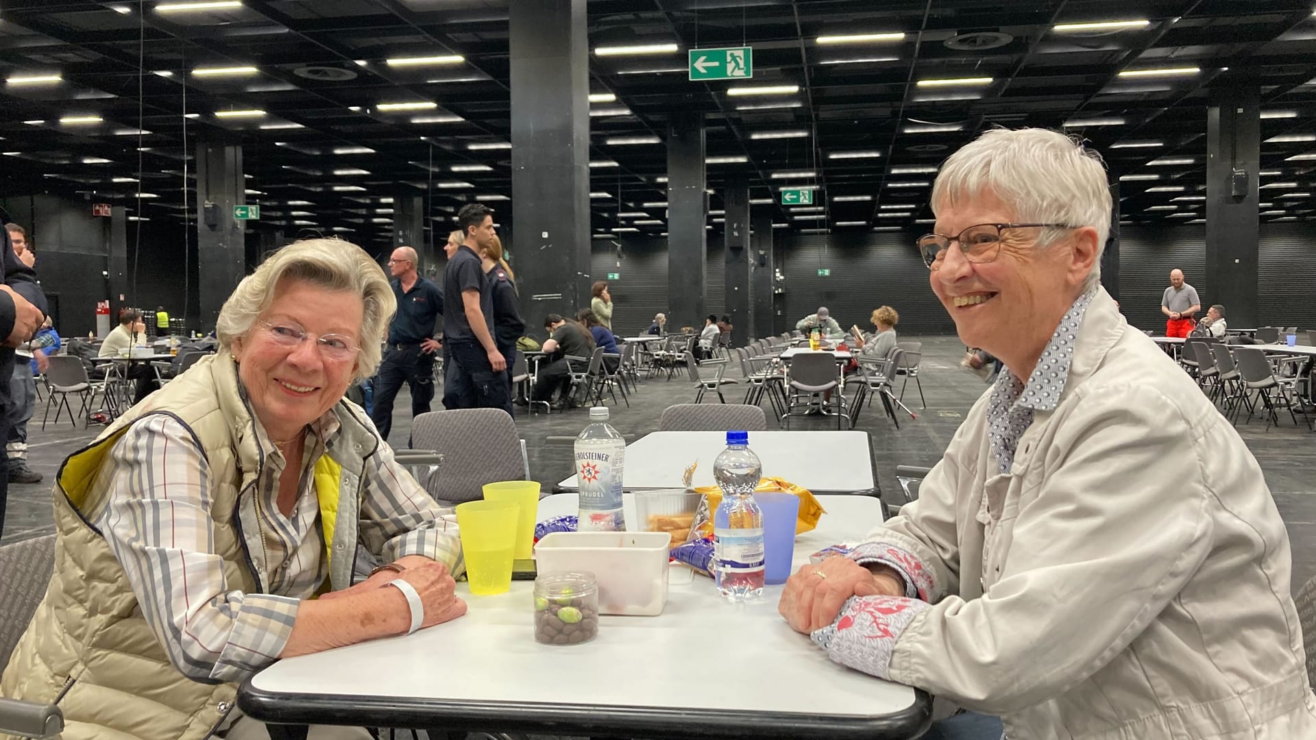 Bärbel Sternenberg (85) und Elisabeth Schön (78): Die Freundinnen nutzen die Zeit im Evakuierungszentrum, um gemeinsam einen Kaffee zu trinken.