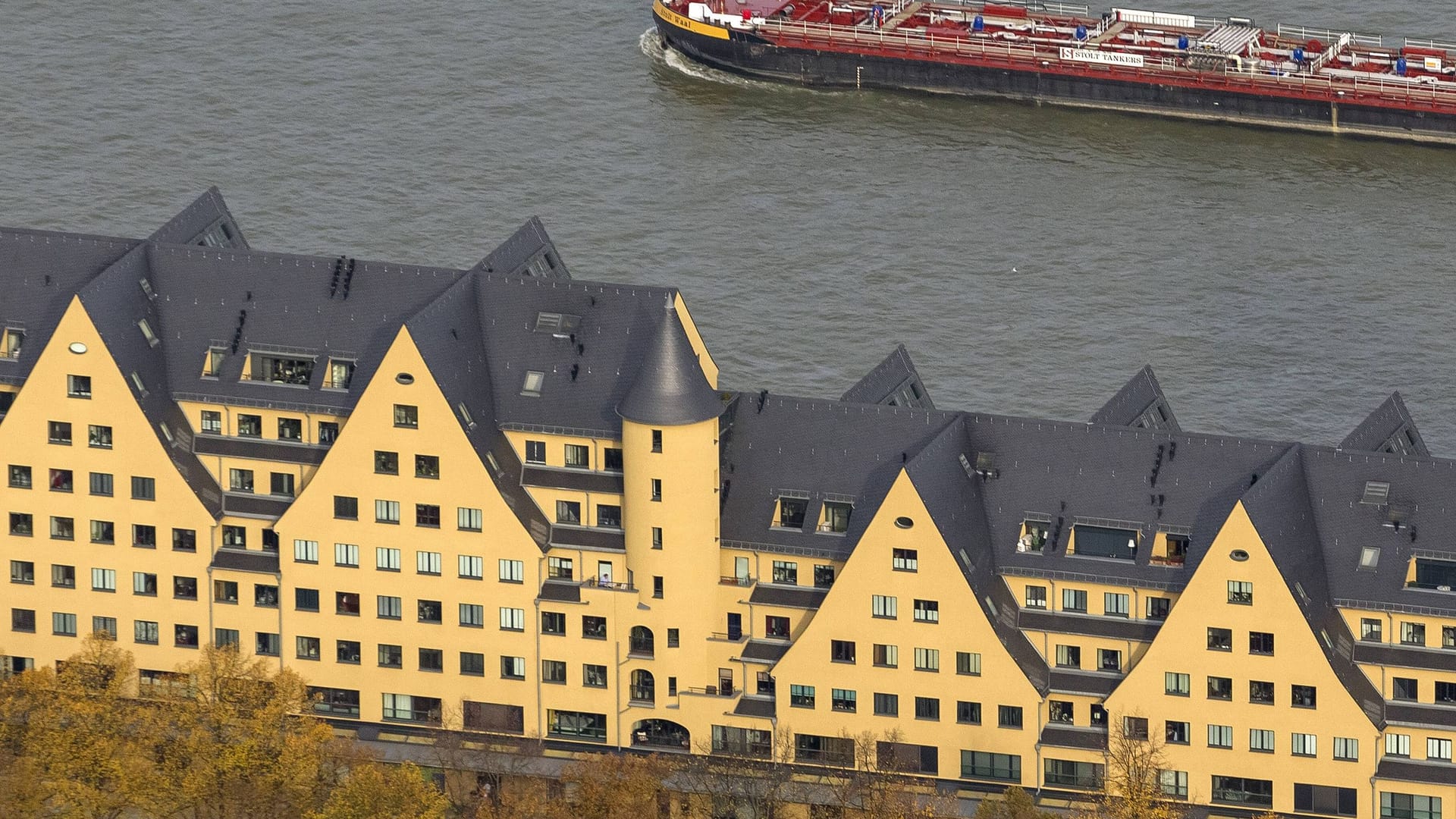 Die Agrippinawerft aus der Luft (Archivbild): Die angebotene Luxuswohnung umfasst auch den Turm des Gebäudes. Die Agrippinawerft aus der Luft (Archivbild): Die angebotene Luxuswohnung umfasst auch den Turm des Gebäudes.