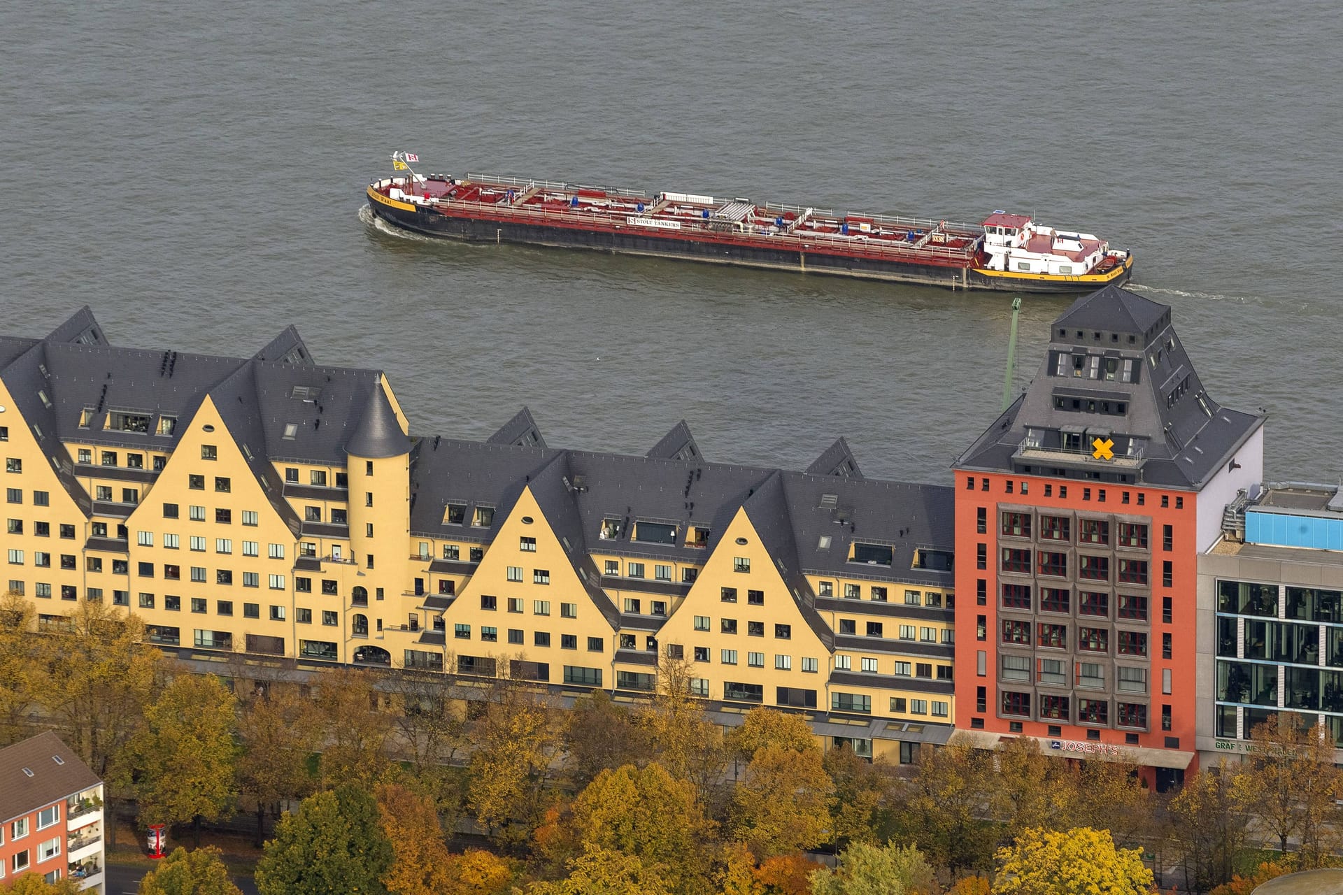 Die Agrippinawerft aus der Luft (Archivbild): Die angebotene Luxuswohnung umfasst auch den Turm des Gebäudes.