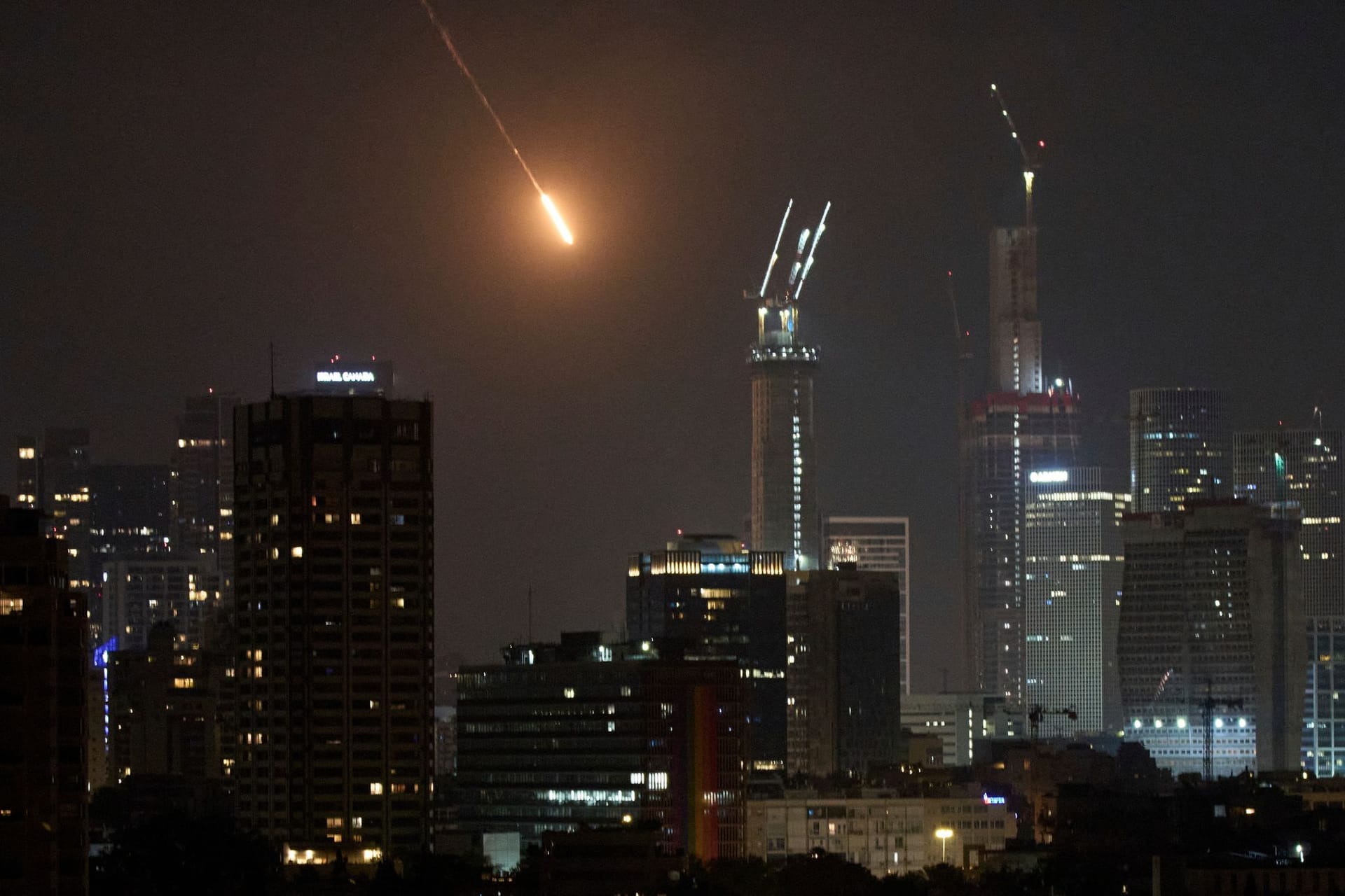 Eine iranische Rakete kurz vor dem Einschlag in Tel Aviv.