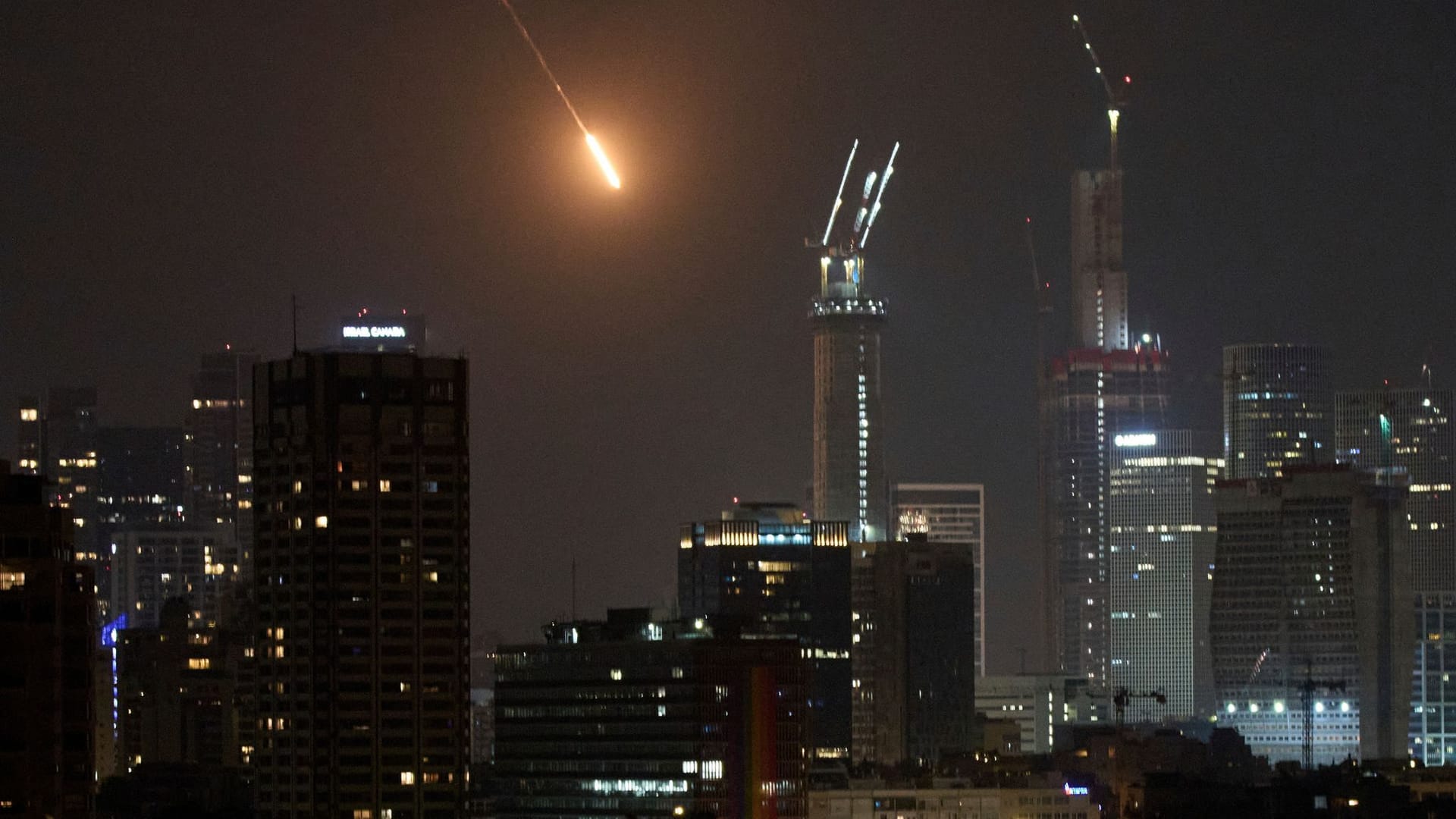 Eine iranische Rakete kurz vor dem Einschlag in Tel Aviv.