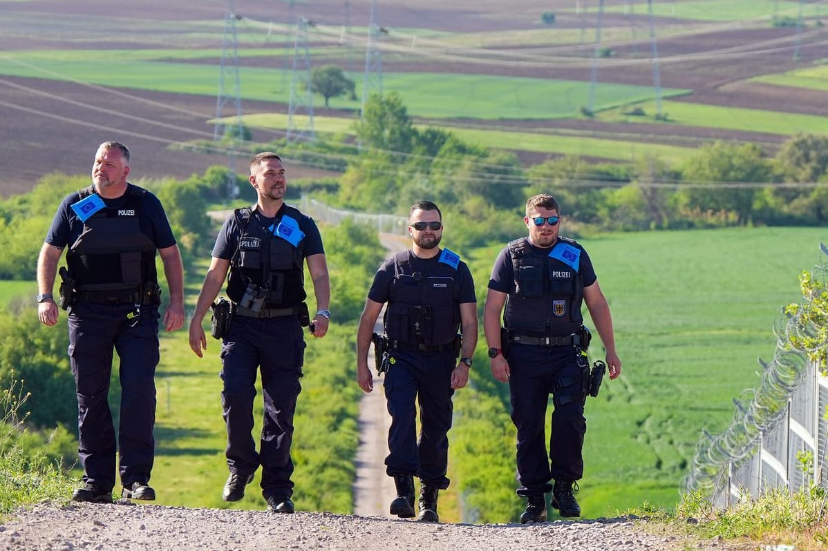 Vier deutsche Bundespolizisten im Frontex-Einsatz an der türkisch-bulgarischen Grenze (Archiv): Davon braucht es mehr, fordert EU-Kommissar Magnus Brenner.