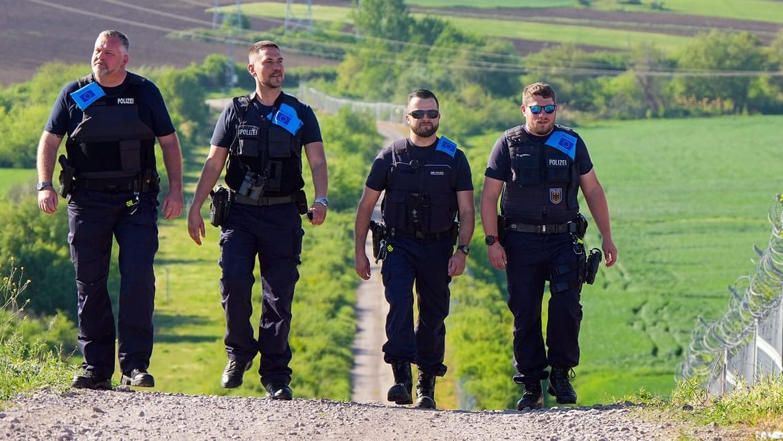 Vier deutsche Bundespolizisten im Frontex-Einsatz an der türkisch-bulgarischen Grenze (Archiv): Davon braucht es mehr, fordert EU-Kommissar Magnus Brenner.