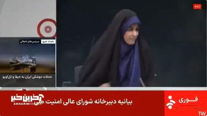 Eine Sprecherin des iranischen Staatsfernsehens verlässt während einer Live-Sendung plötzlich das Pult: Der Sender wurde offenbar angegriffen.