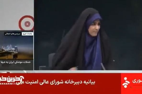 Eine Sprecherin des iranischen Staatsfernsehens verlässt während einer Live-Sendung plötzlich das Pult: Der Sender wurde offenbar angegriffen.