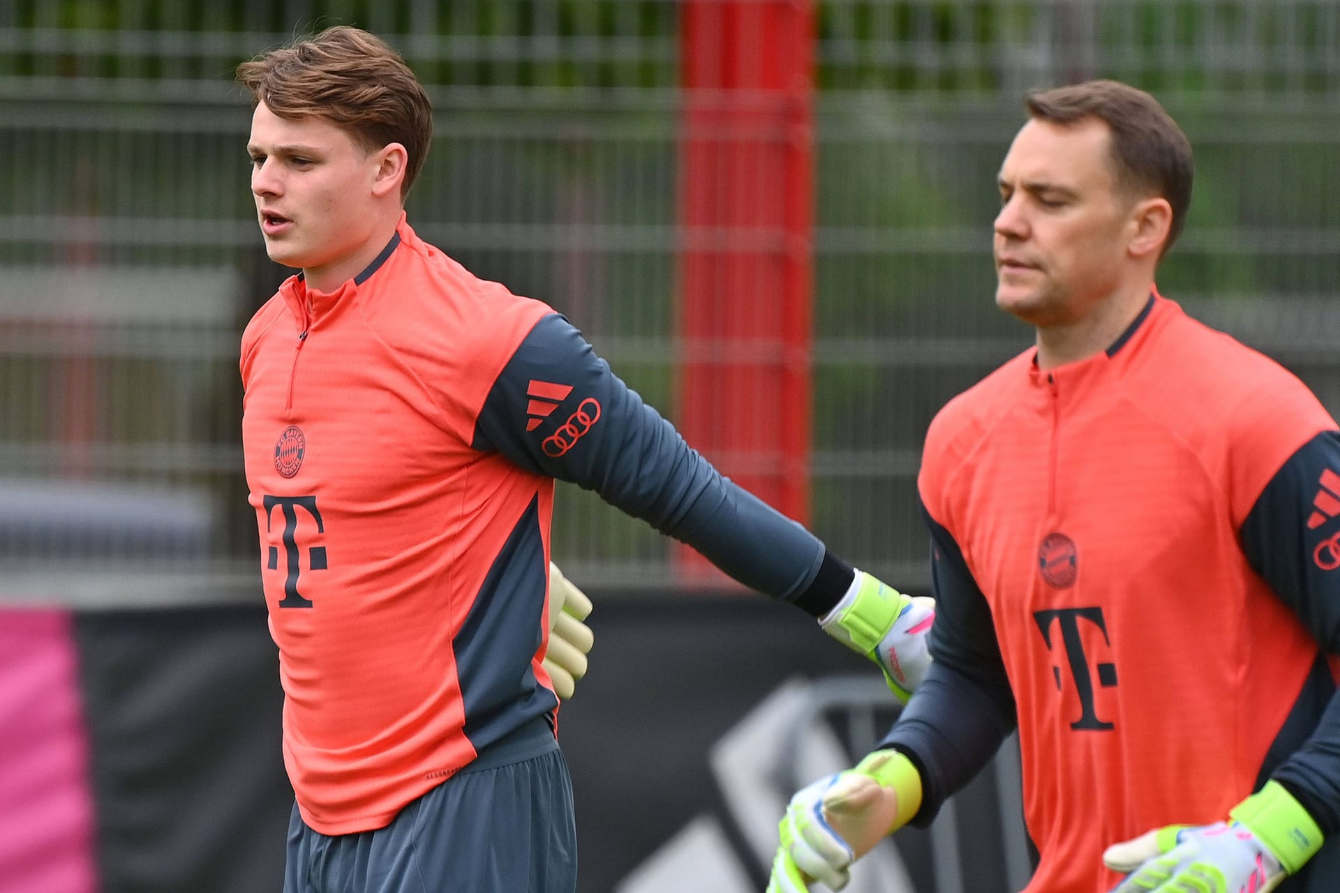 Jonas Urbig (l.) im Training mit Manuel Neuer: Der Schlussmann bekommt familiären Unterstützung im Klub.