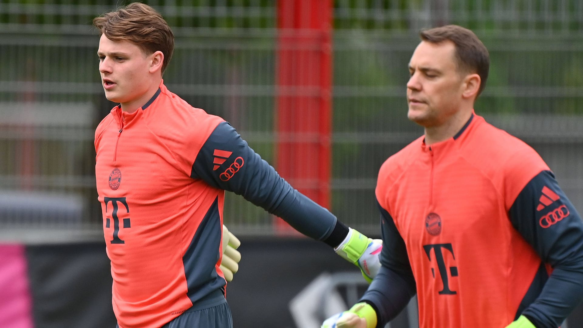 Jonas Urbig (l.) im Training mit Manuel Neuer: Der Schlussmann bekommt familiären Unterstützung im Klub.