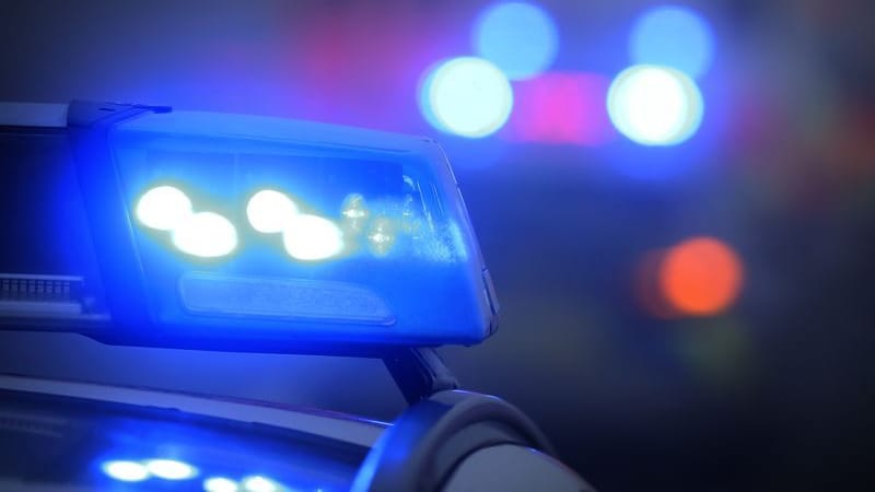 Ein Polizeiauto mit eingeschaltetem Blaulicht (Symbolbild): Ein Autofahrer hat sich mit der Polizei eine Verfolgungsjagd geliefert. Ein Polizeiauto mit eingeschaltetem Blaulicht (Symbolbild): Ein Autofahrer hat sich mit der Polizei eine Verfolgungsjagd geliefert.