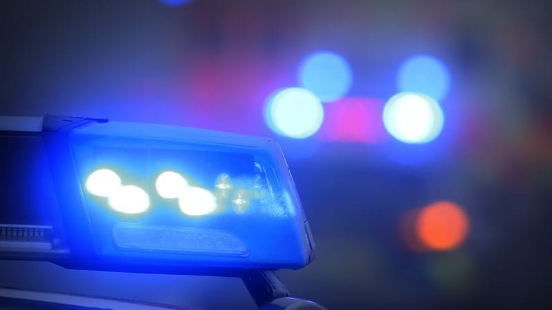 Ein Polizeiauto mit eingeschaltetem Blaulicht (Symbolbild): Alle drei Personen erlitten Verletzungen.