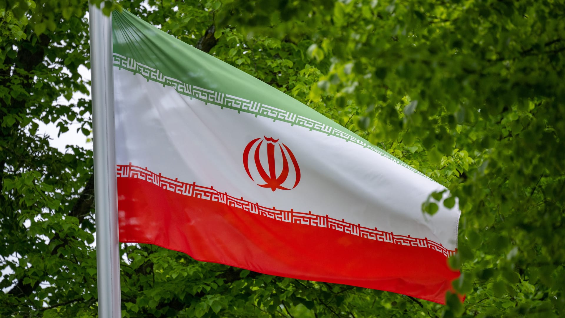 Die Flagge der Islamischen Republik Iran weht vor der Botschaft in Berlin (Archivbild): Ein pro-iranischer Protestzug für Sonntag wurde kurzfristig abgemeldet. Die Flagge der Islamischen Republik Iran weht vor der Botschaft in Berlin (Archivbild): Ein pro-iranischer Protestzug für Sonntag wurde kurzfristig abgemeldet.