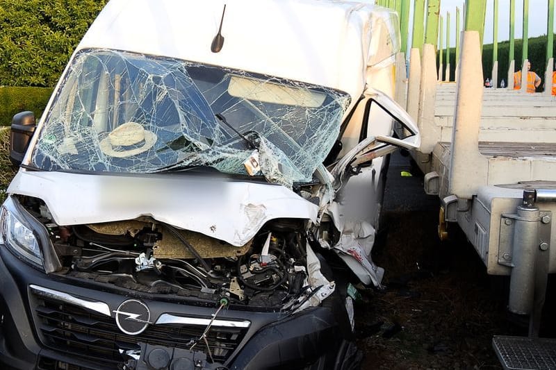 Ein beschädigter Kleintransporter steht neben einem Güterzug: Beim Zusammenstoß mit einem Güterzug ist ein Transporterfahrer in Delmenhorst schwer verletzt worden.