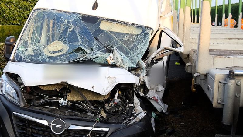 Ein beschädigter Kleintransporter steht neben einem Güterzug: Beim Zusammenstoß mit einem Güterzug ist ein Transporterfahrer in Delmenhorst schwer verletzt worden.