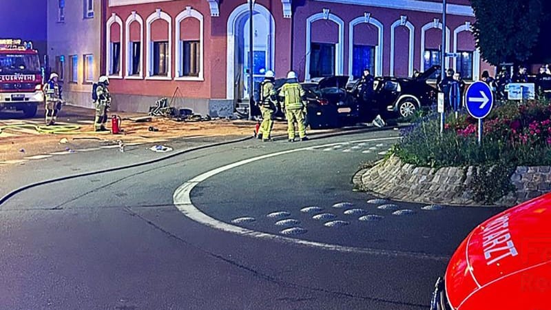 Einsatzkräfte vor dem Wohnhaus in Recklinghausen: Das Gebäude wurde durch den Unfall beschädigt. Einsatzkräfte vor dem Wohnhaus in Recklinghausen: Das Gebäude wurde durch den Unfall beschädigt.