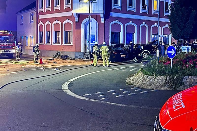 Einsatzkräfte vor dem Wohnhaus in Recklinghausen: Das Gebäude wurde durch den Unfall beschädigt.