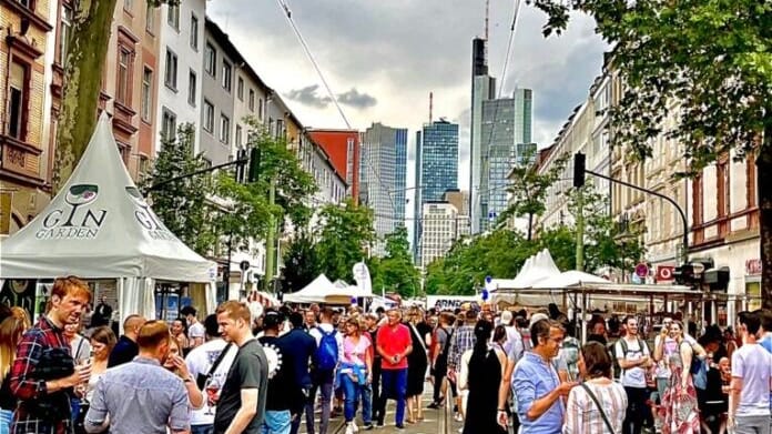 Hier wird bald wieder gefeiert (Archivbild): Die Schweizer Straße verwandelt sich in einen Partyort. Hier wird bald wieder gefeiert (Archivbild): Die Schweizer Straße verwandelt sich in einen Partyort.