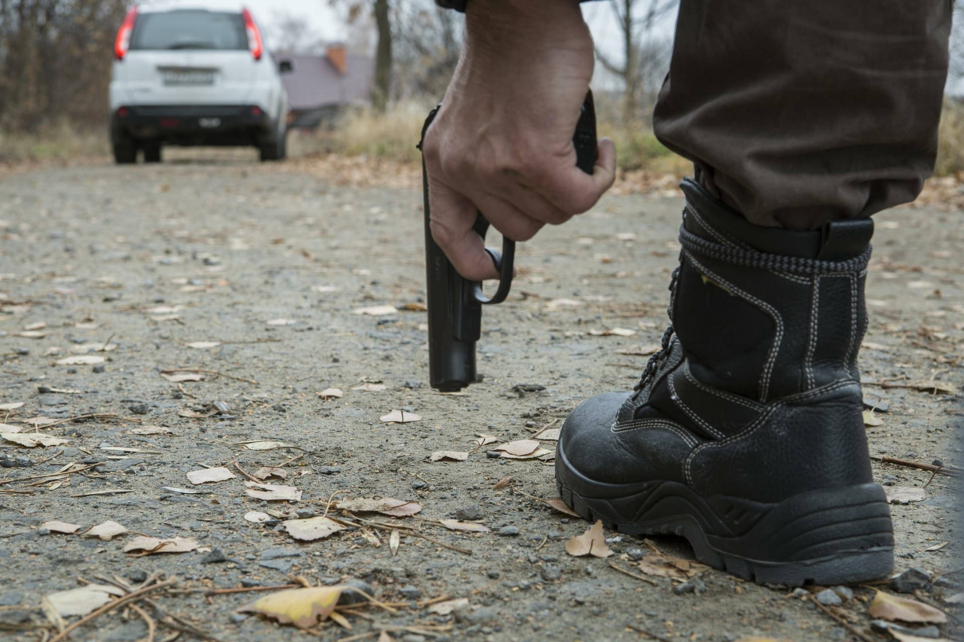 Ein Mann mit Waffe (Symbolbild): In Hannover wurde ein 28-Jähriger überfallen.