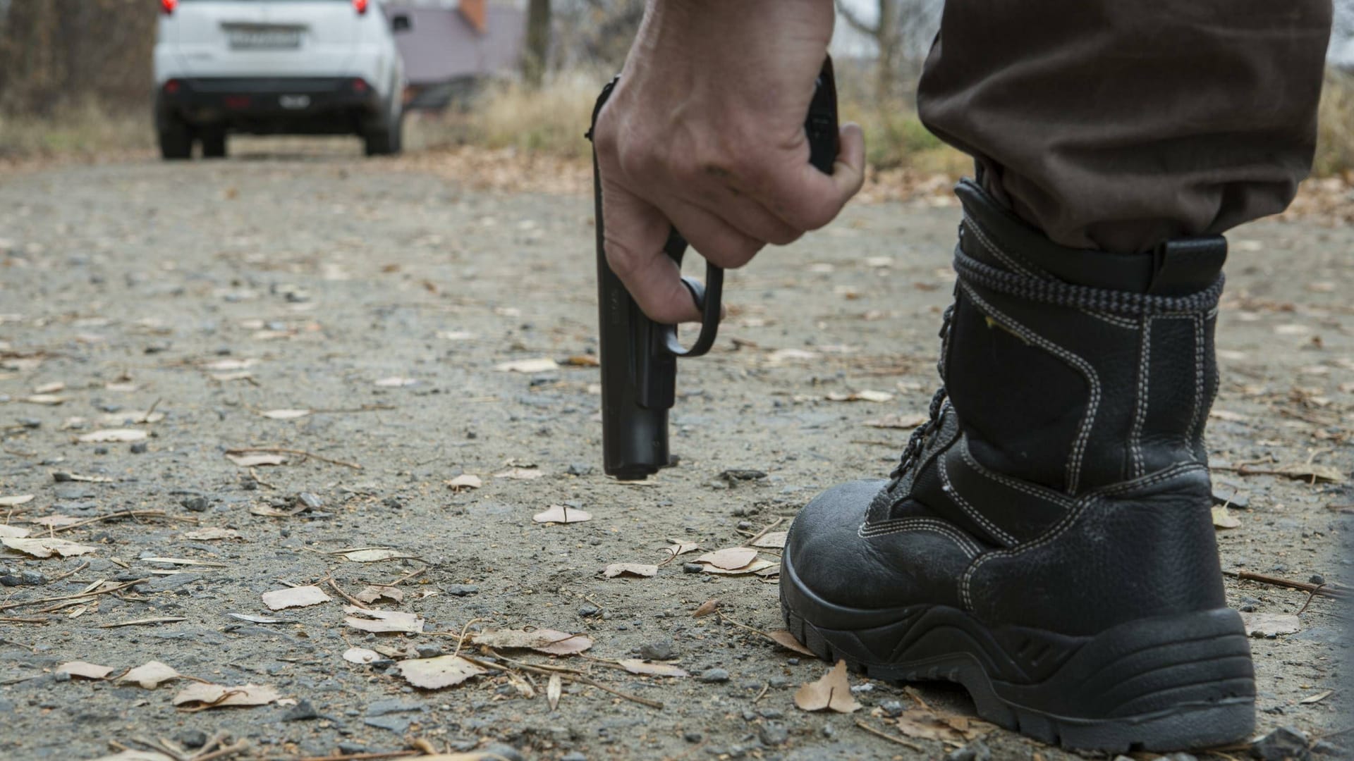 Ein Mann mit Waffe (Symbolbild): In Hannover wurde ein 28-Jähriger überfallen.