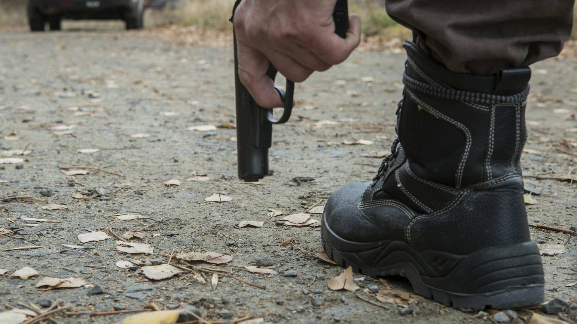 Ein Mann mit Waffe (Symbolbild): In Hannover wurde ein 28-Jähriger überfallen. Ein Mann mit Waffe (Symbolbild): In Hannover wurde ein 28-Jähriger überfallen.